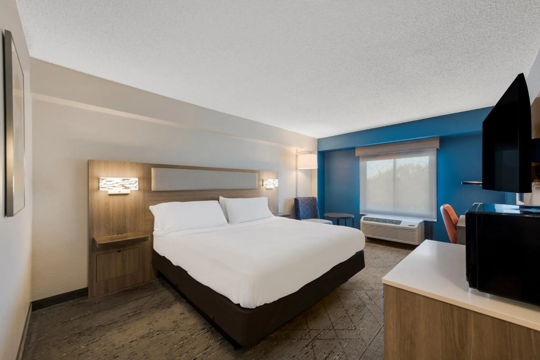Photo of the whole room, Bed in Holiday Inn Express Hotels- Hampton by IHG