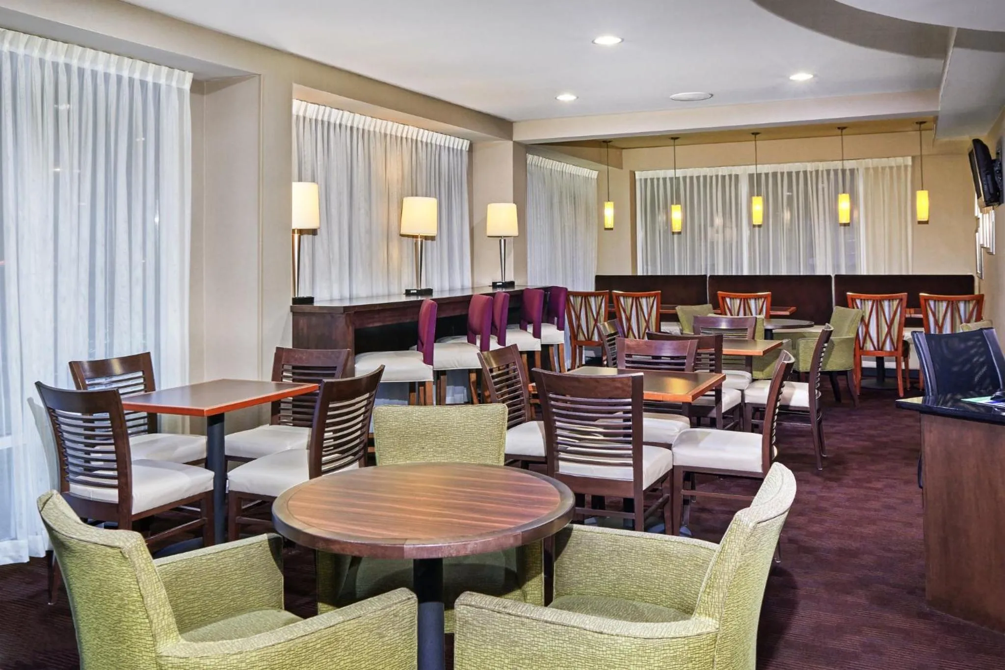 Restaurant/places to eat in Holiday Inn Express Hotels- Hampton by IHG