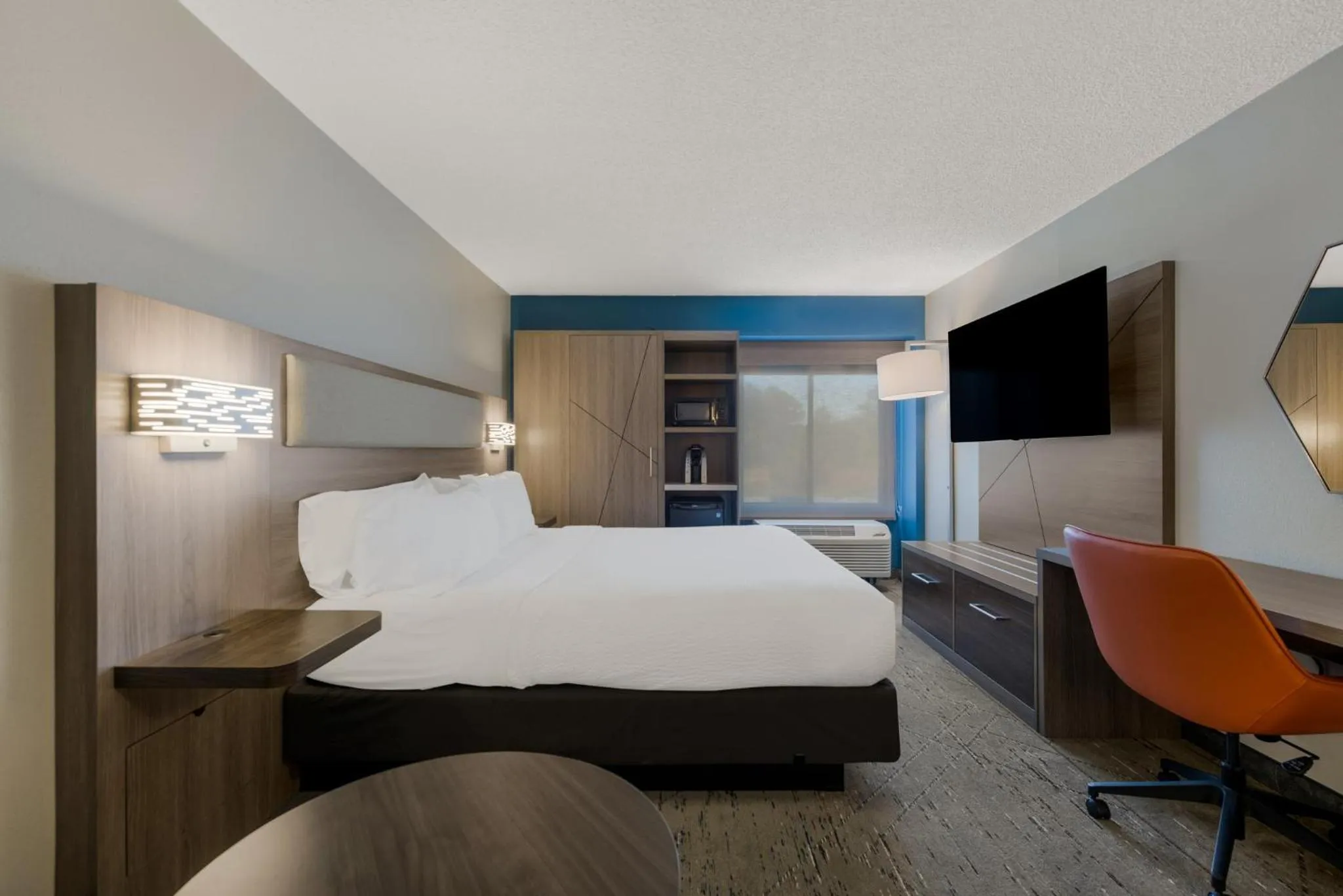 Photo of the whole room, Bed in Holiday Inn Express Hotels- Hampton by IHG