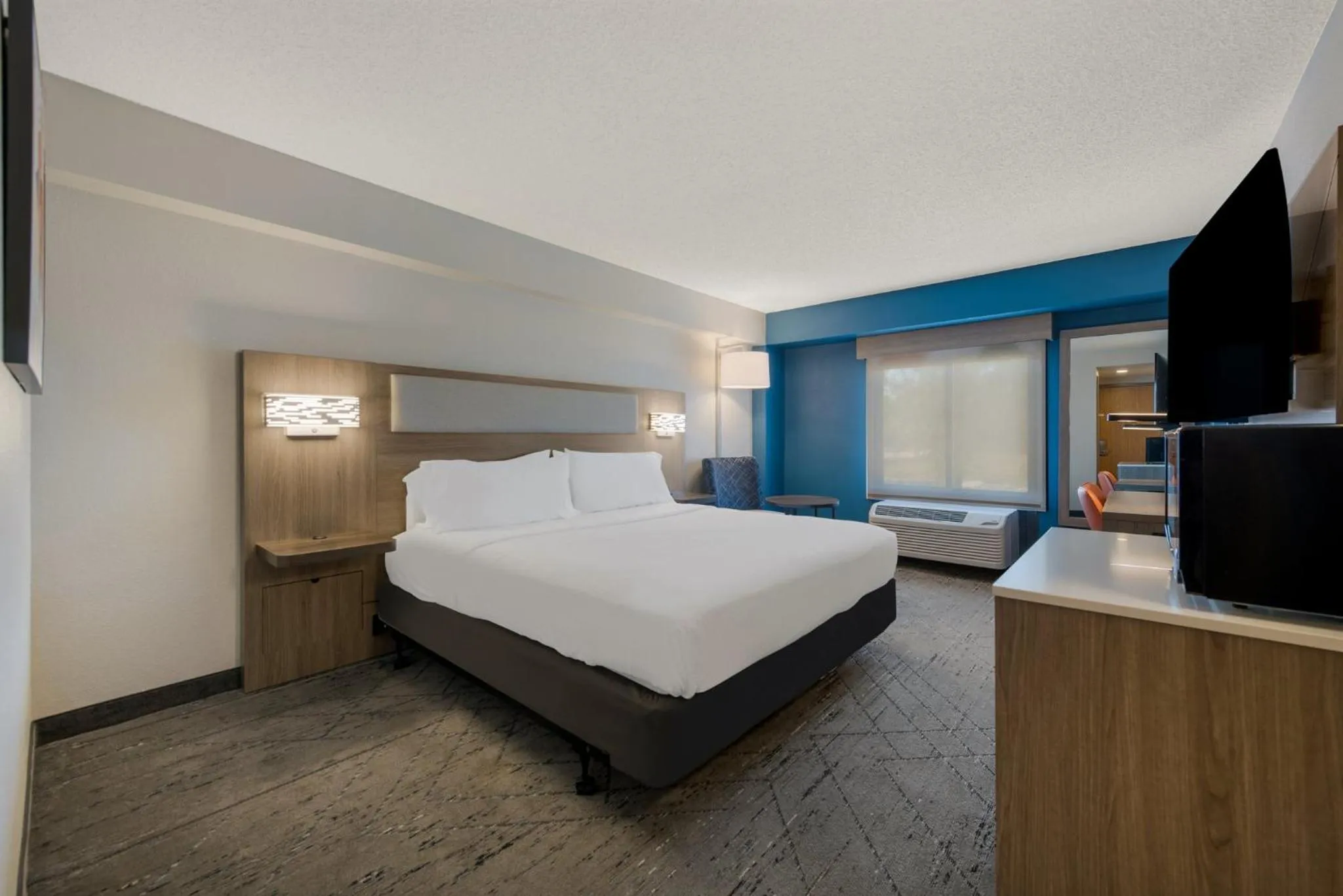 Photo of the whole room, Bed in Holiday Inn Express Hotels- Hampton by IHG