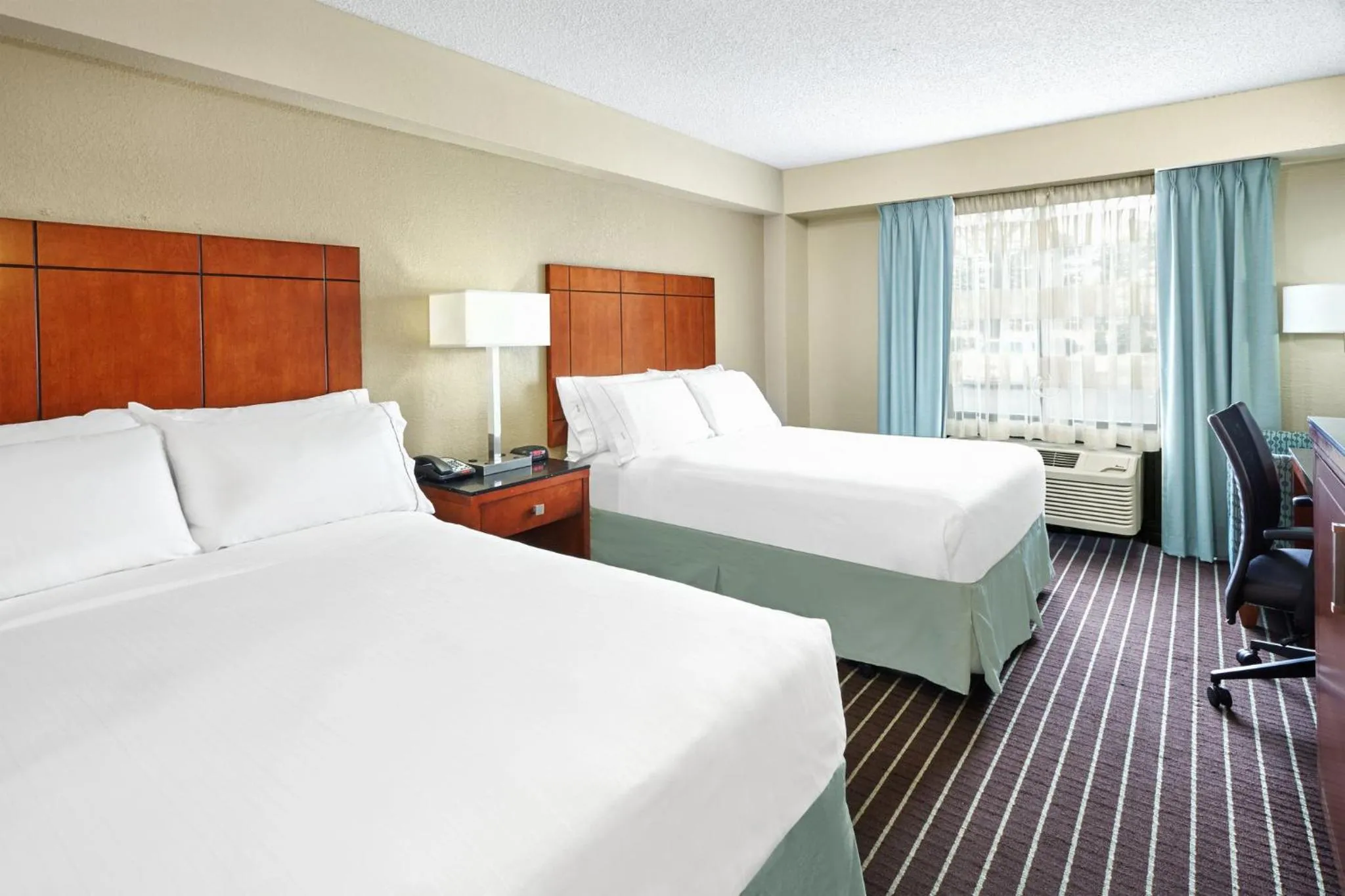 Photo of the whole room, Bed in Holiday Inn Express Hotels- Hampton by IHG