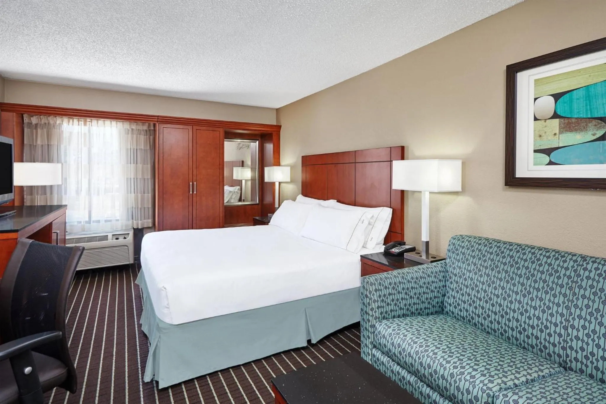 Photo of the whole room, Bed in Holiday Inn Express Hotels- Hampton by IHG