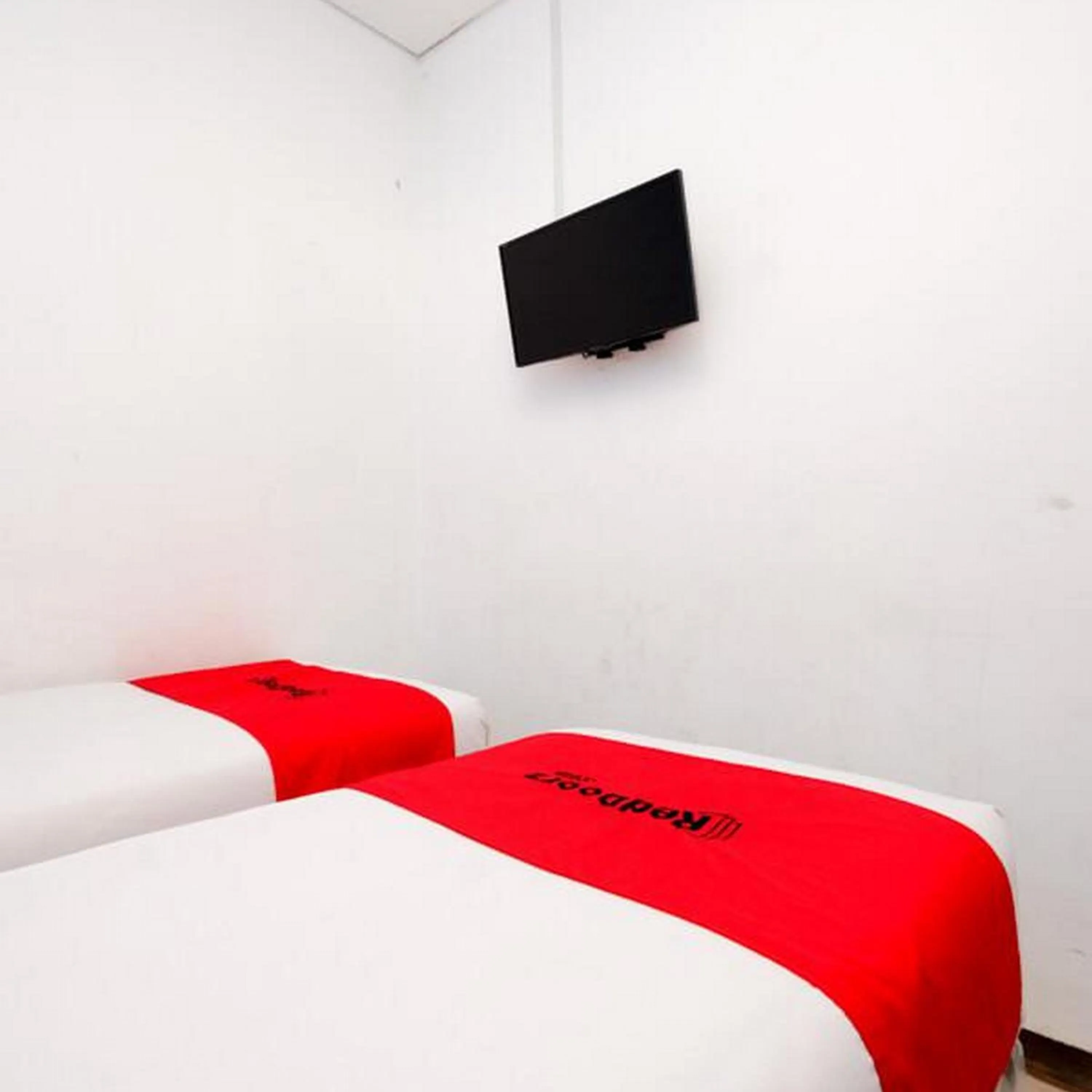 Bedroom, Bed in RedDoorz Near Kota Lama Semarang