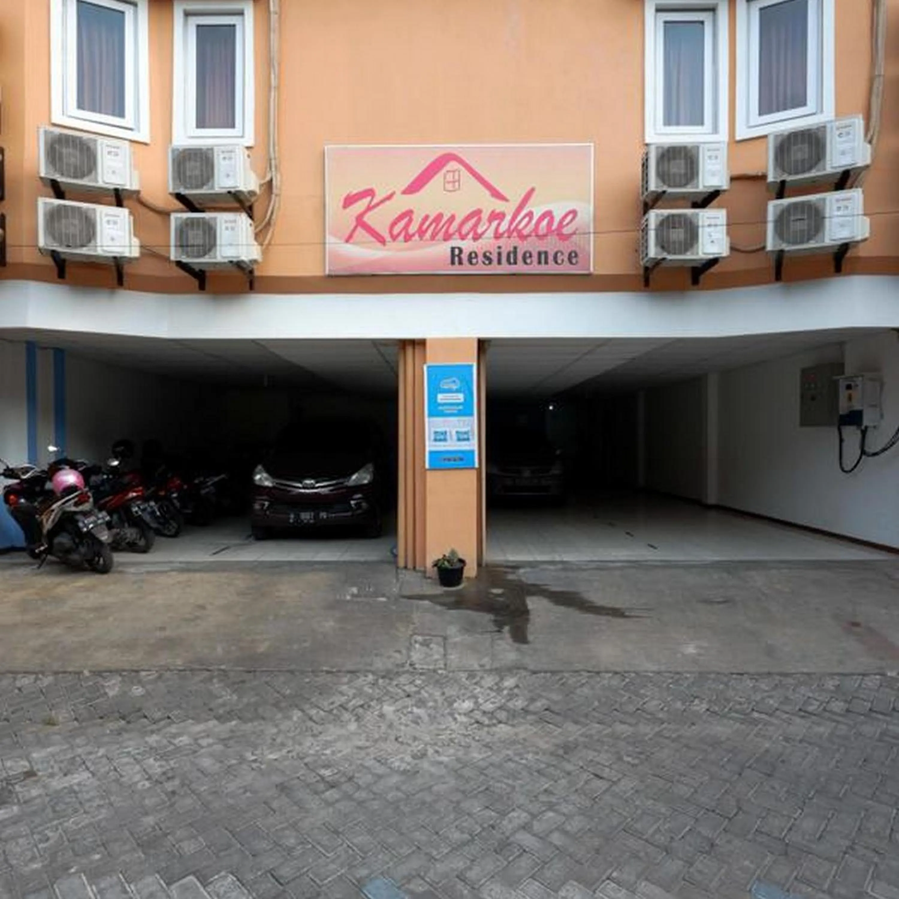 Facade/entrance in RedDoorz Near Kota Lama Semarang