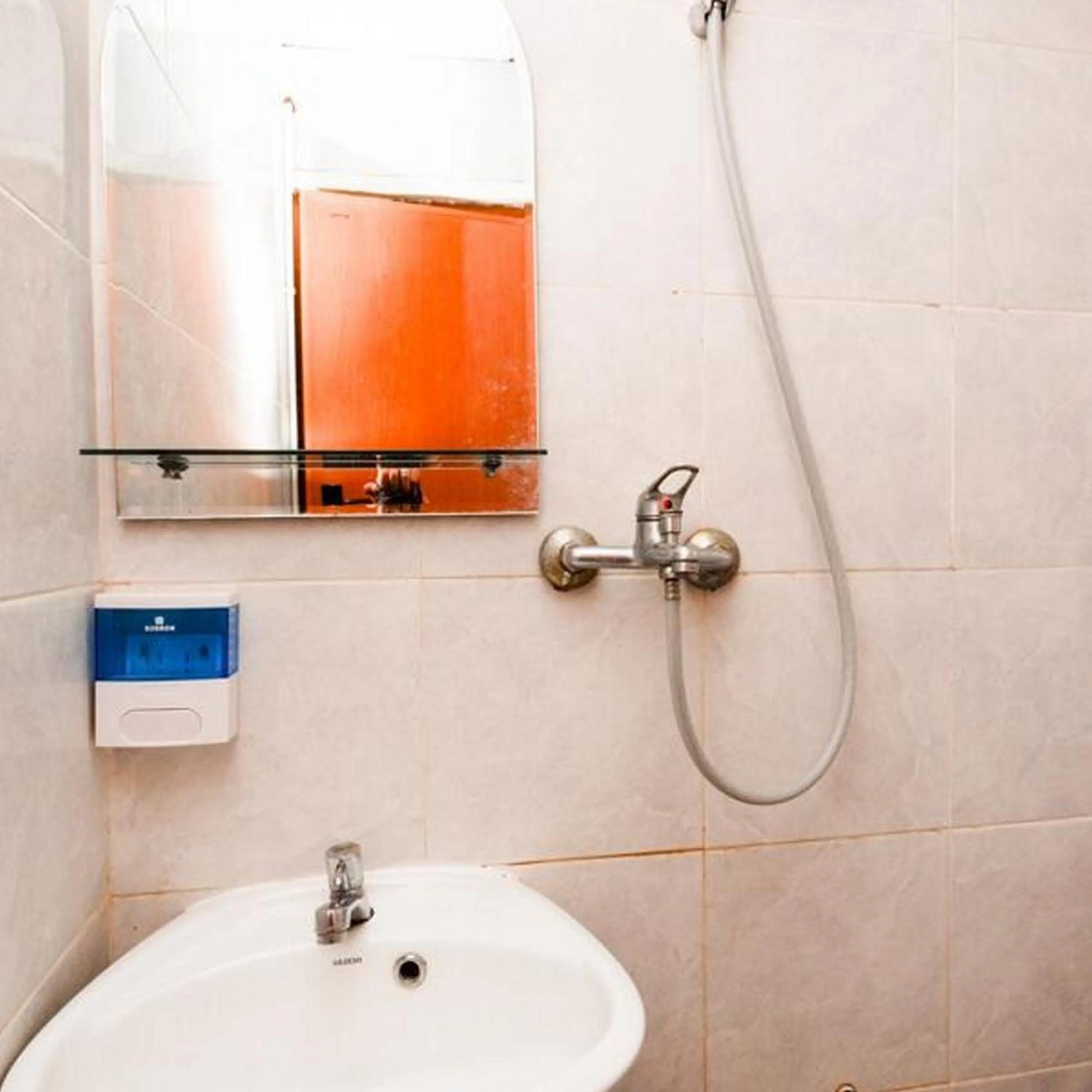 Bathroom in RedDoorz Near Kota Lama Semarang