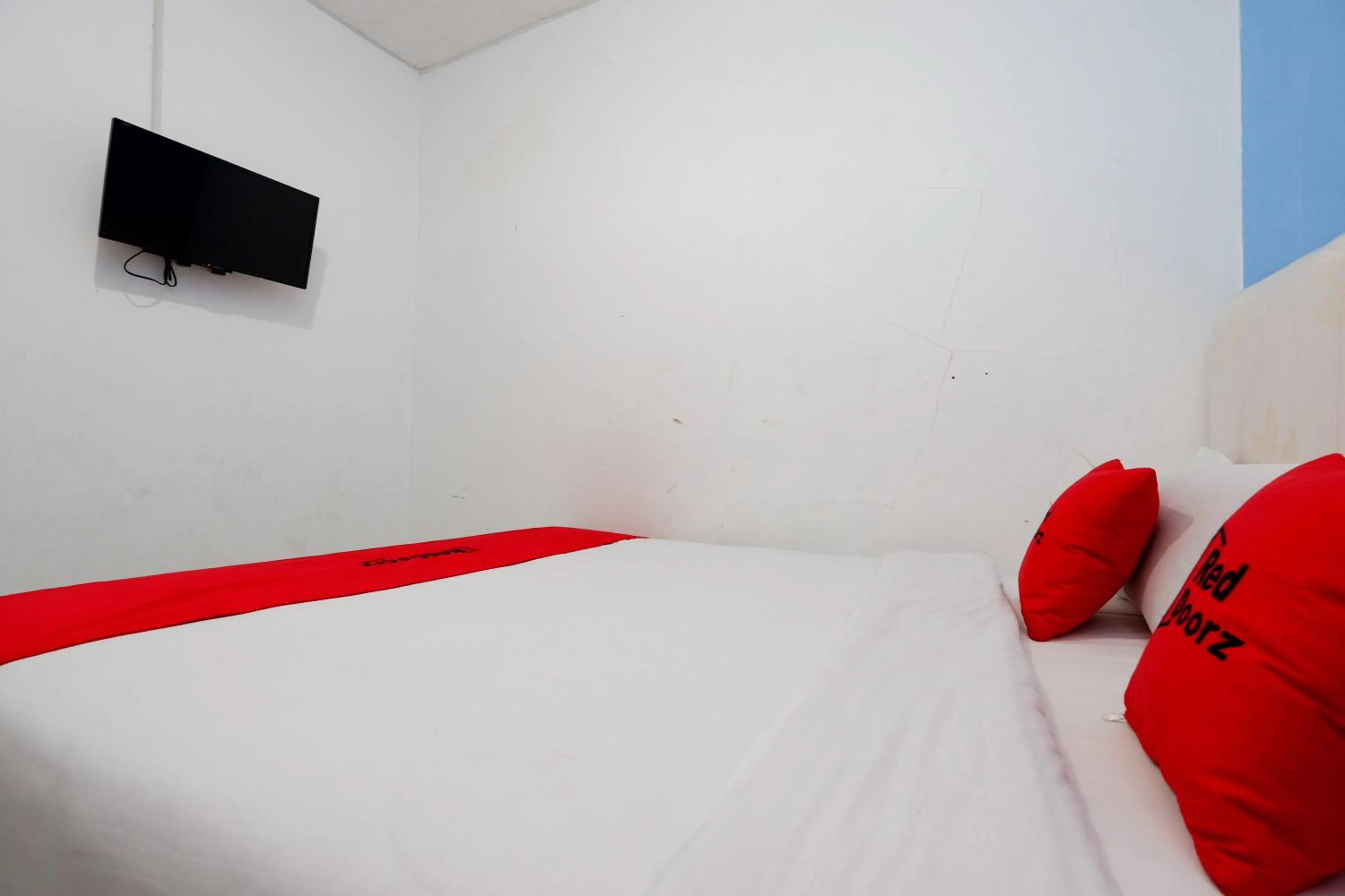 Bed in RedDoorz Near Kota Lama Semarang