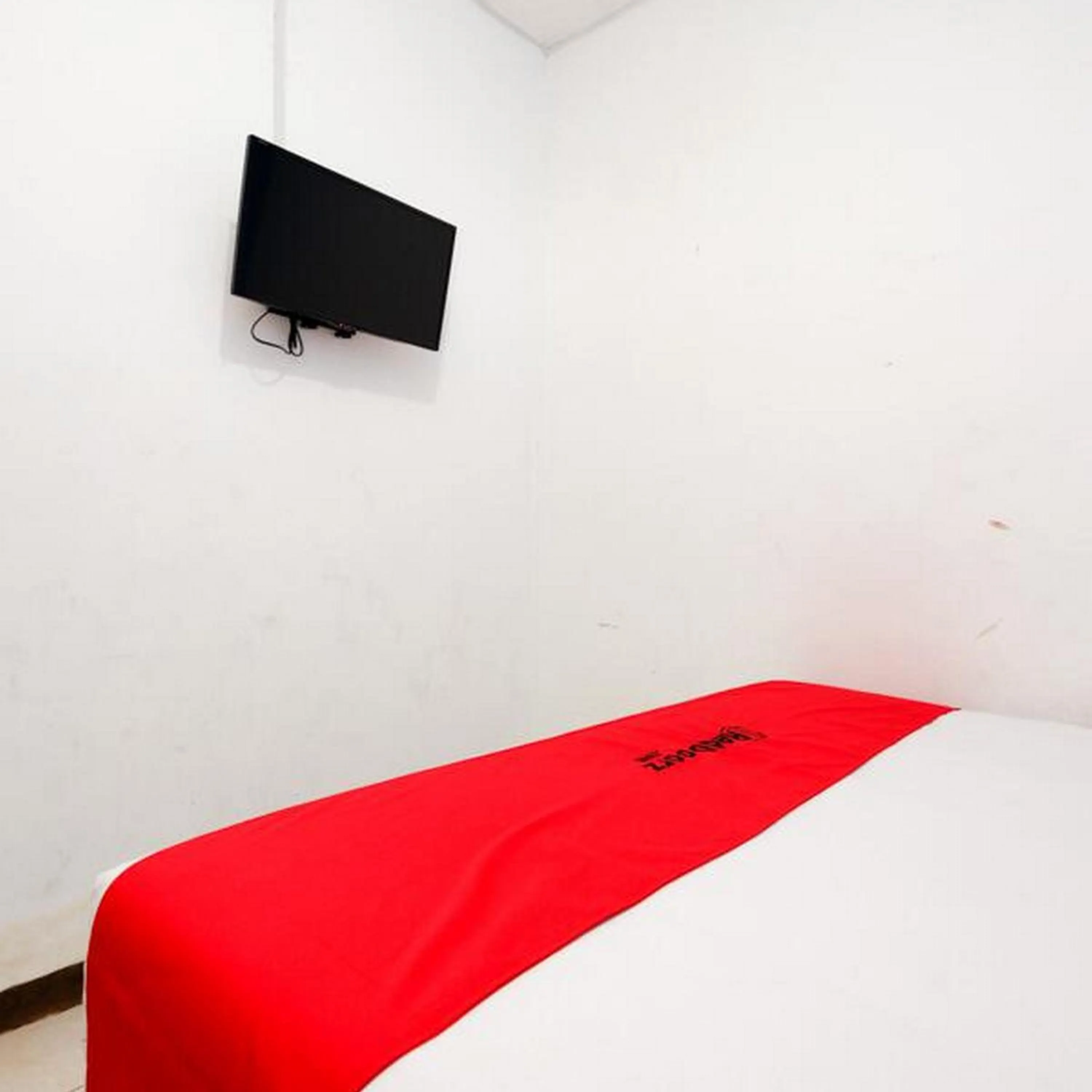 Bedroom, Bed in RedDoorz Near Kota Lama Semarang