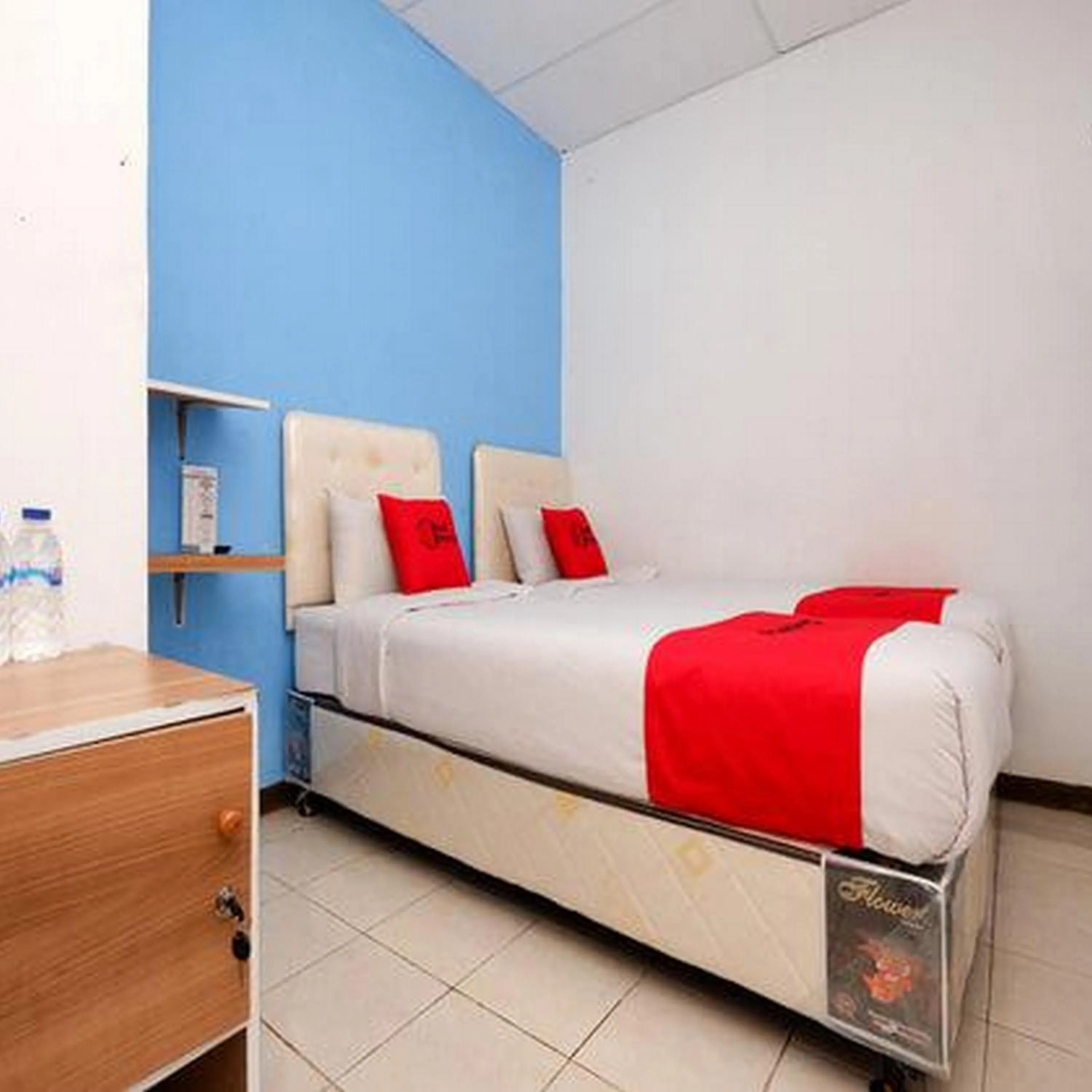 Bedroom, Bed in RedDoorz Near Kota Lama Semarang