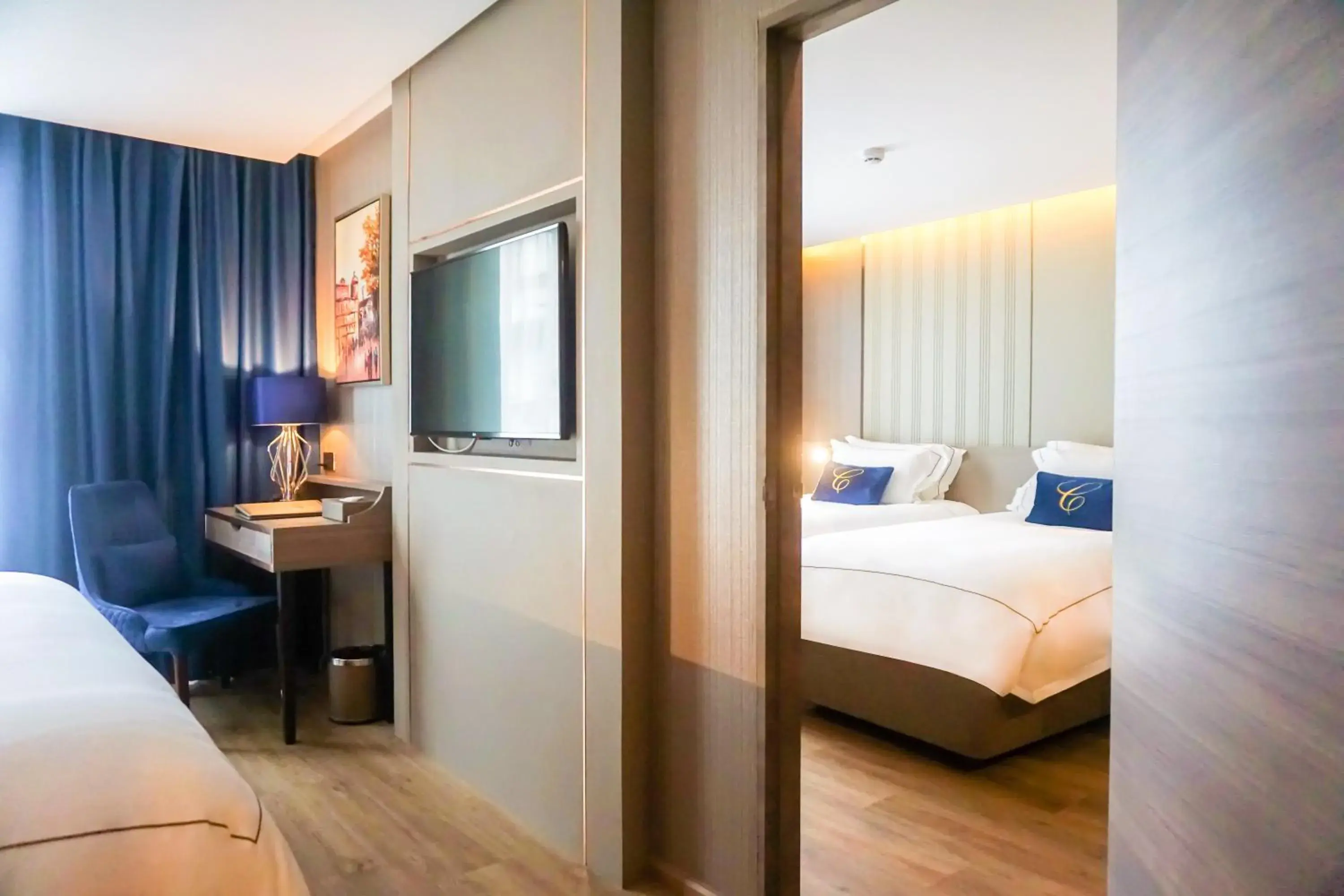 Family Connecting in GLOW Sukhumvit 5 Family Connecting in GLOW Sukhumvit 5