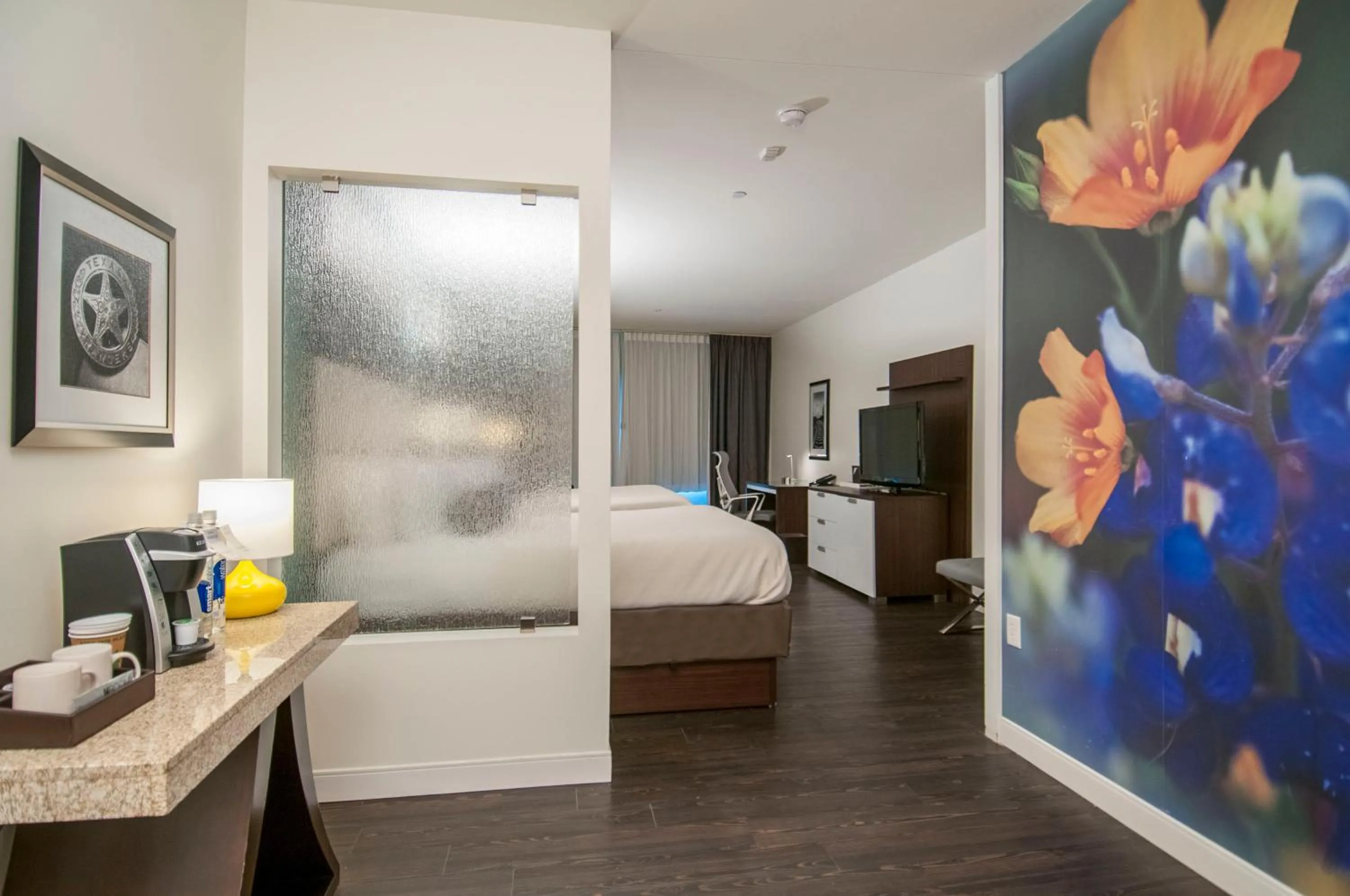 Photo of the whole room, Bed in Hotel Indigo Waco by IHG