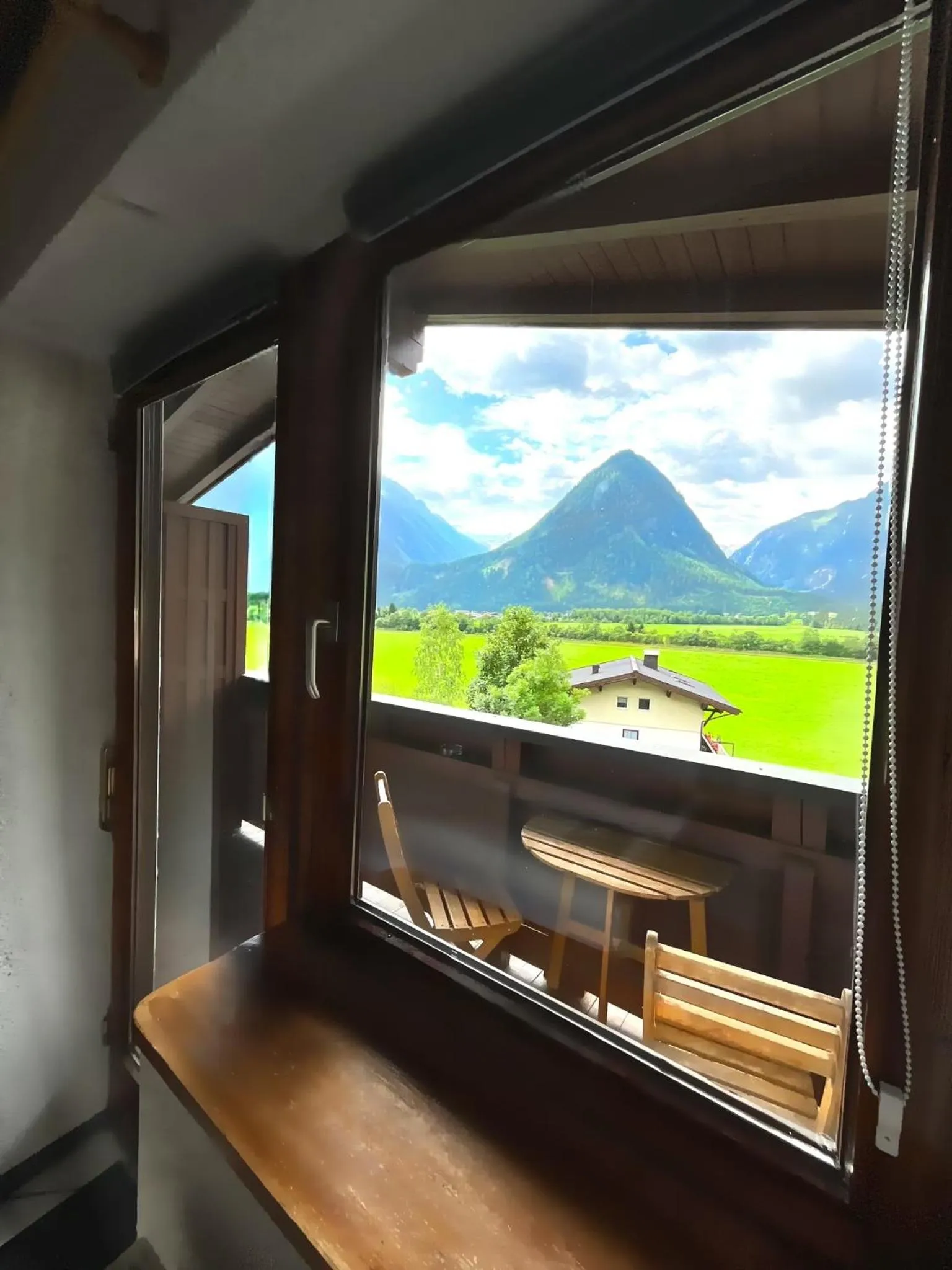 Day in Hotel Wildrose