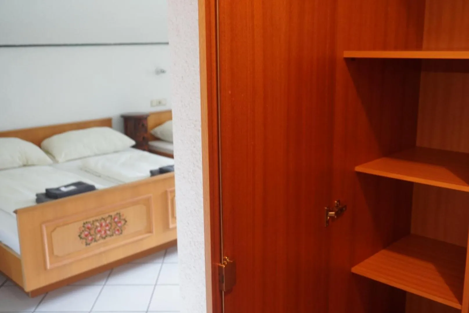 wardrobe, Bed in Hotel Wildrose