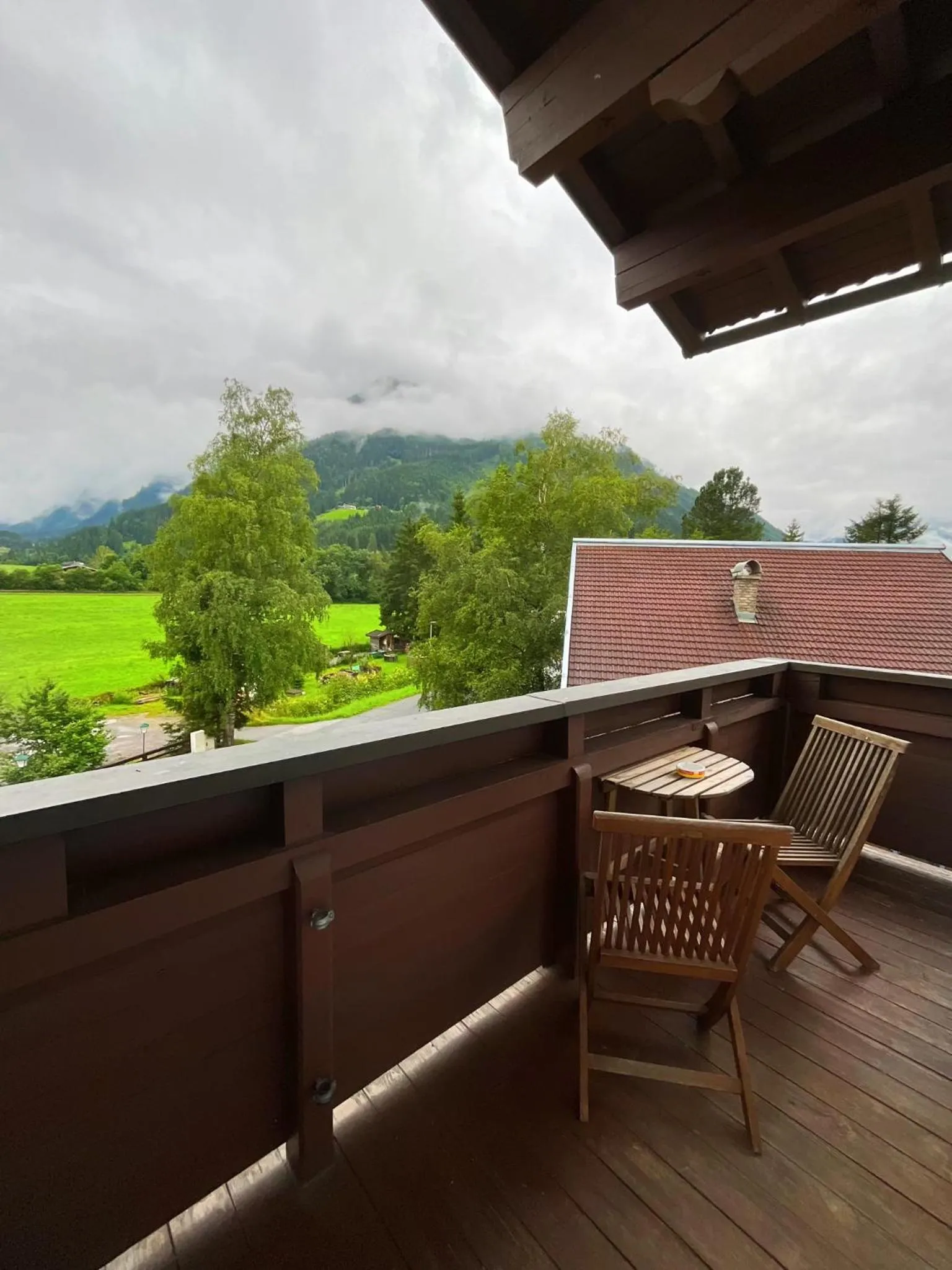 Day in Hotel Wildrose