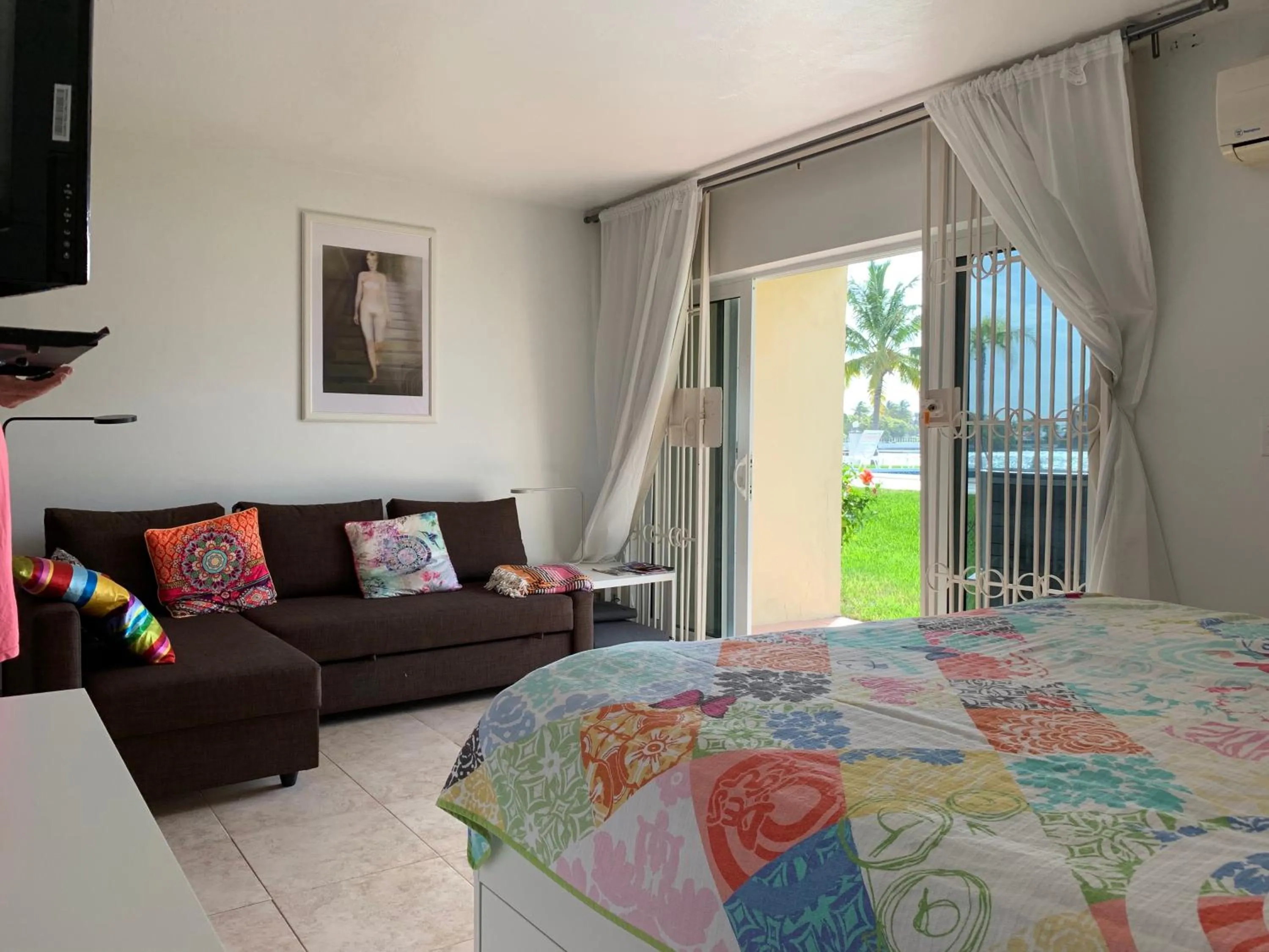 Living room, Bed in Obera Beach #105