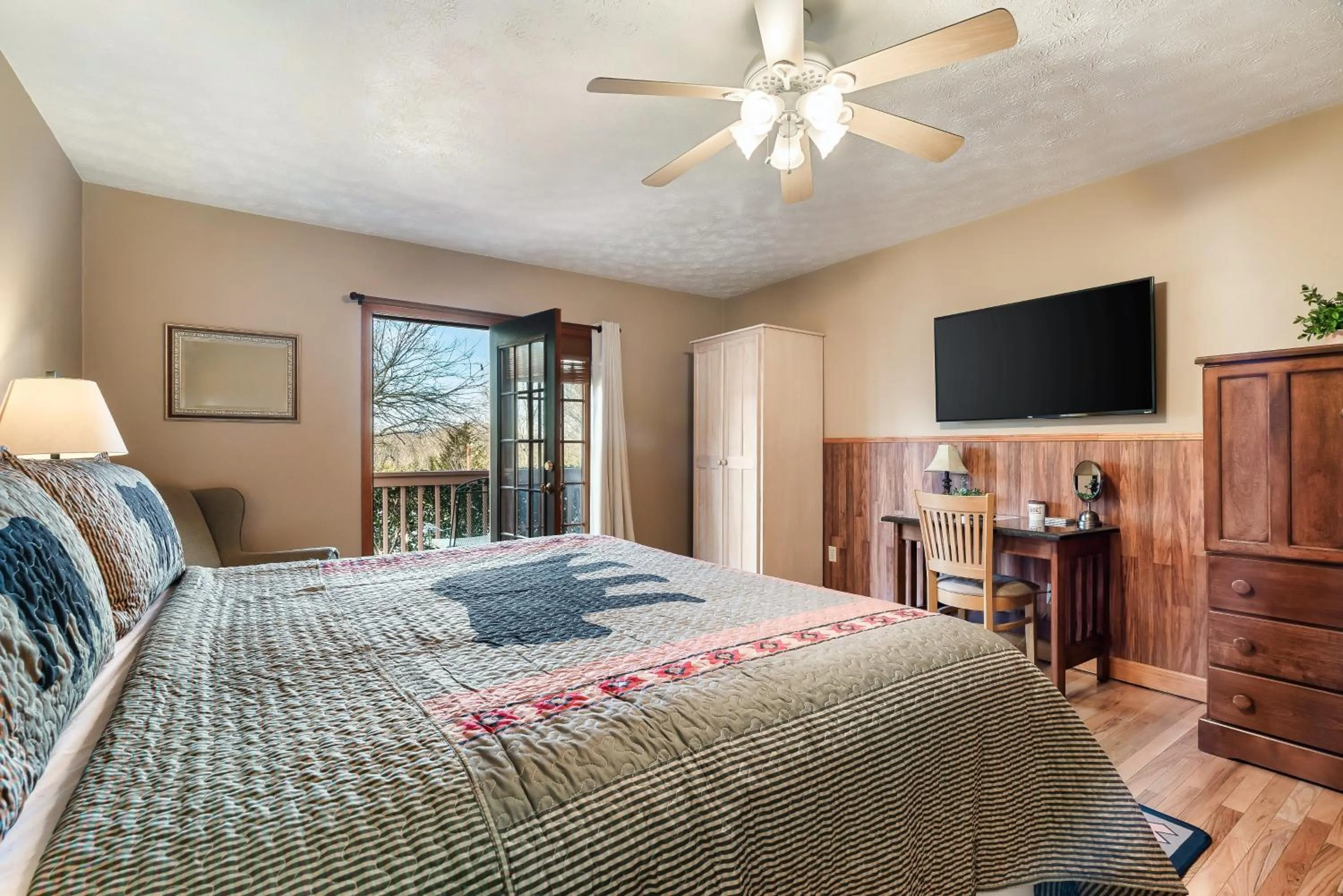 Bed in Berry Springs Lodge