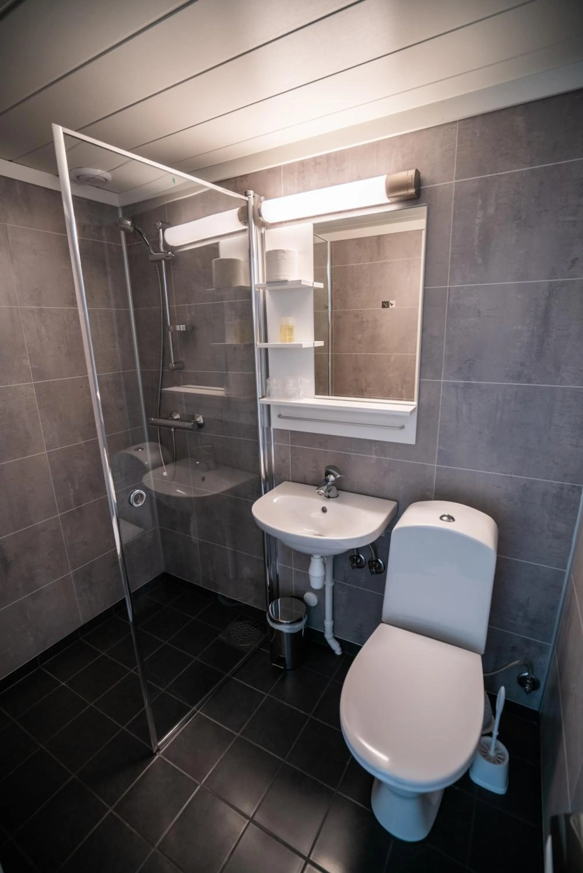 Shower in Dombåstun Motel