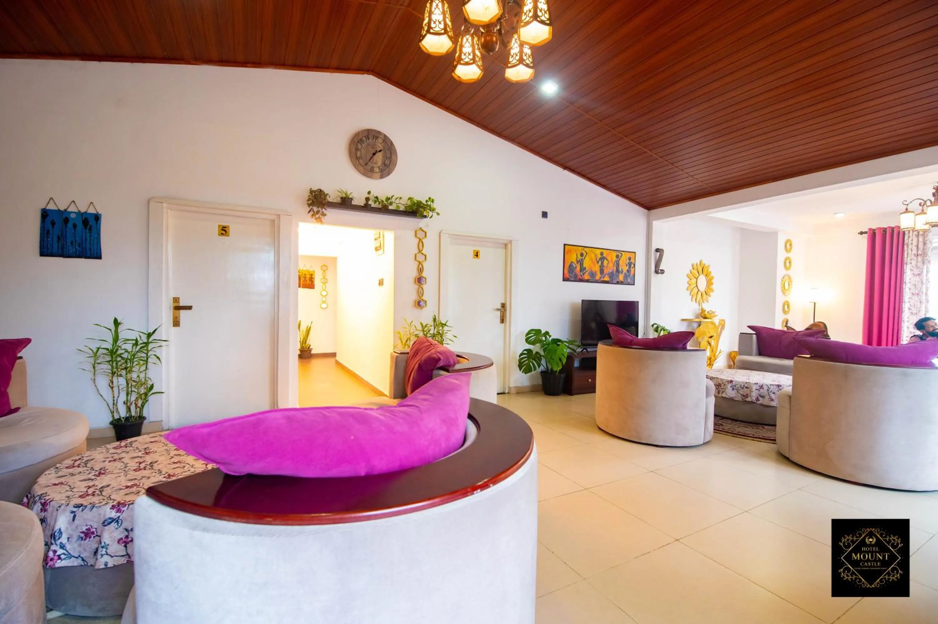 Communal lounge/ TV room in Hotel Mount Castle