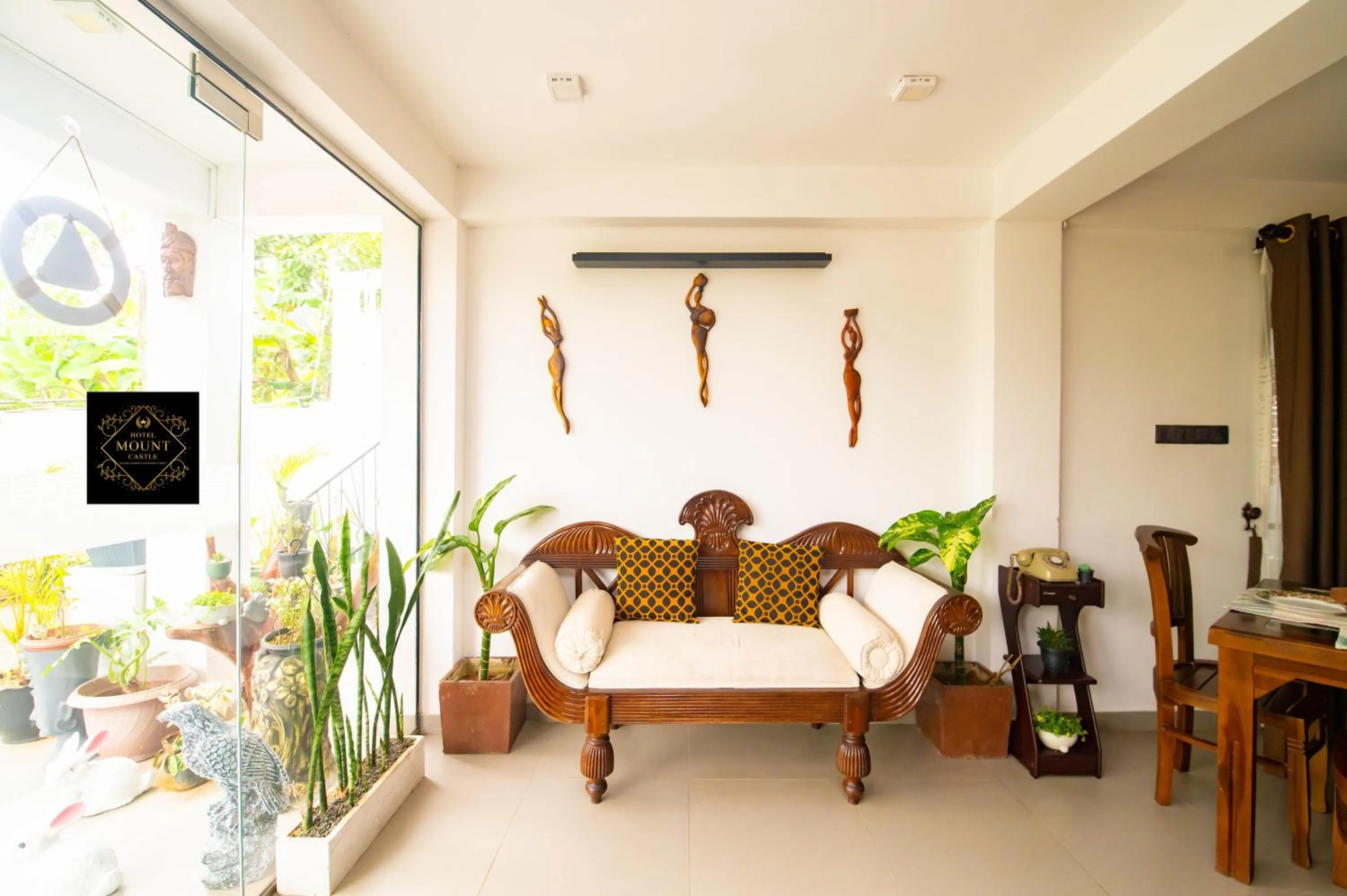 Facade/entrance in Hotel Mount Castle