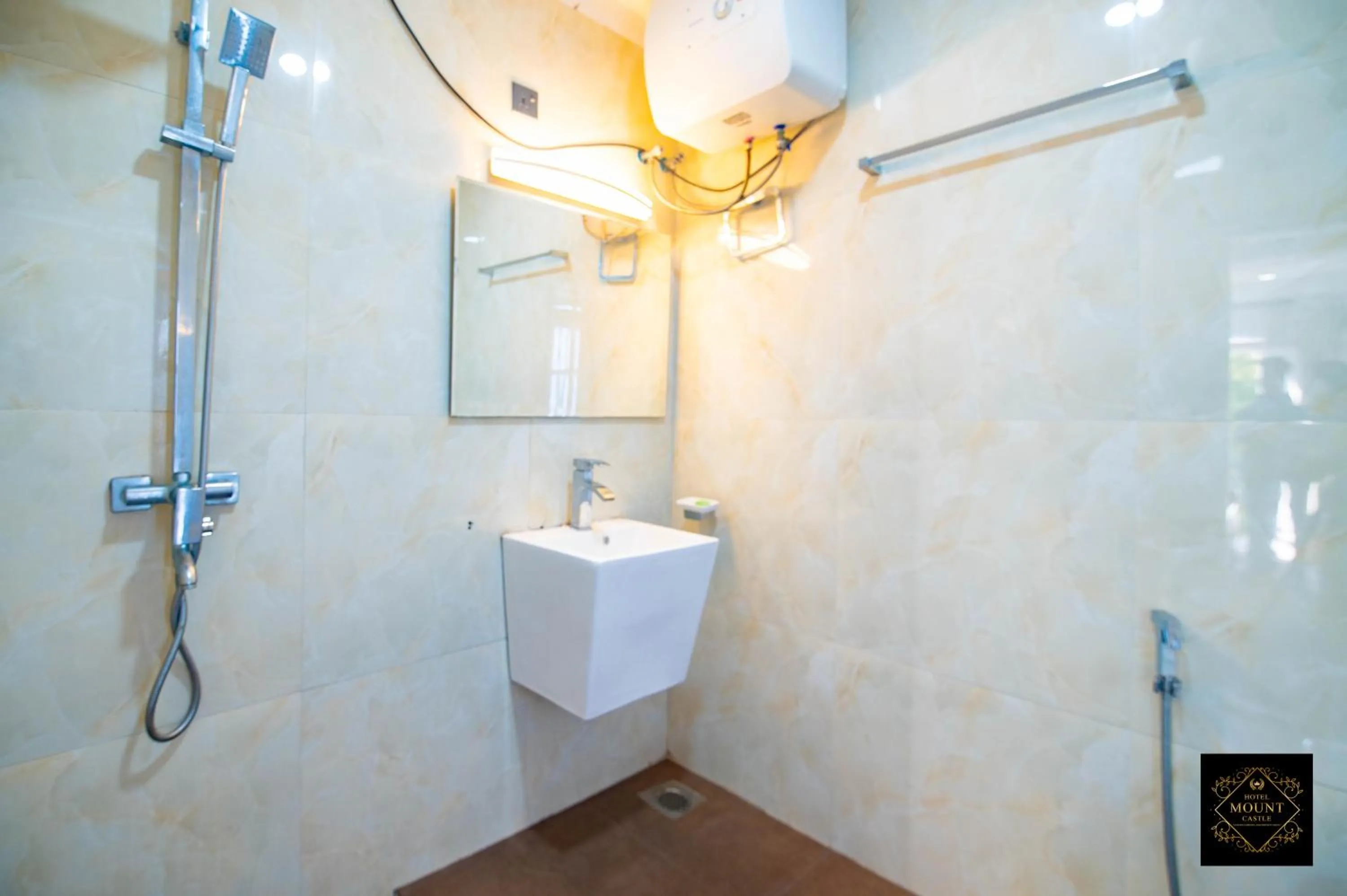 Shower in Hotel Mount Castle