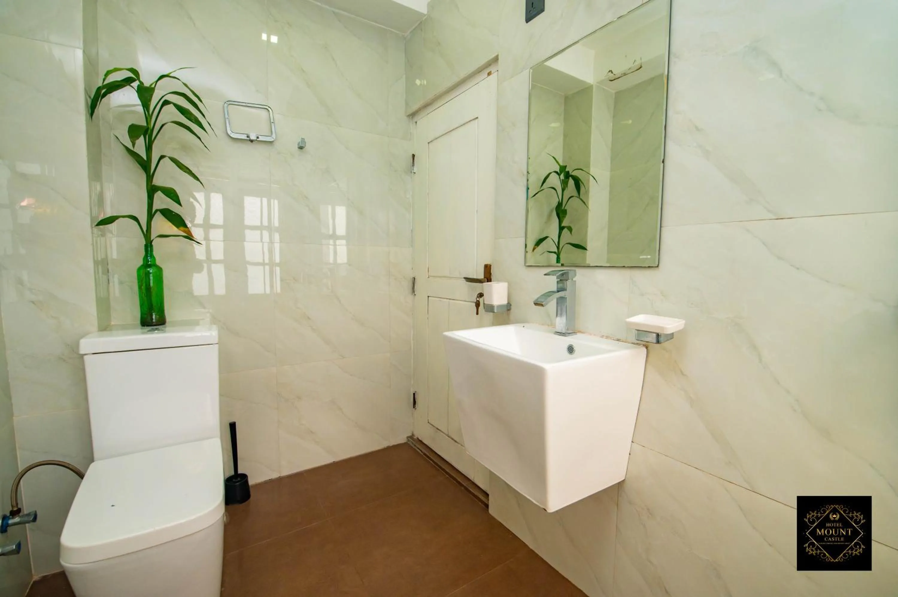 Shower in Hotel Mount Castle