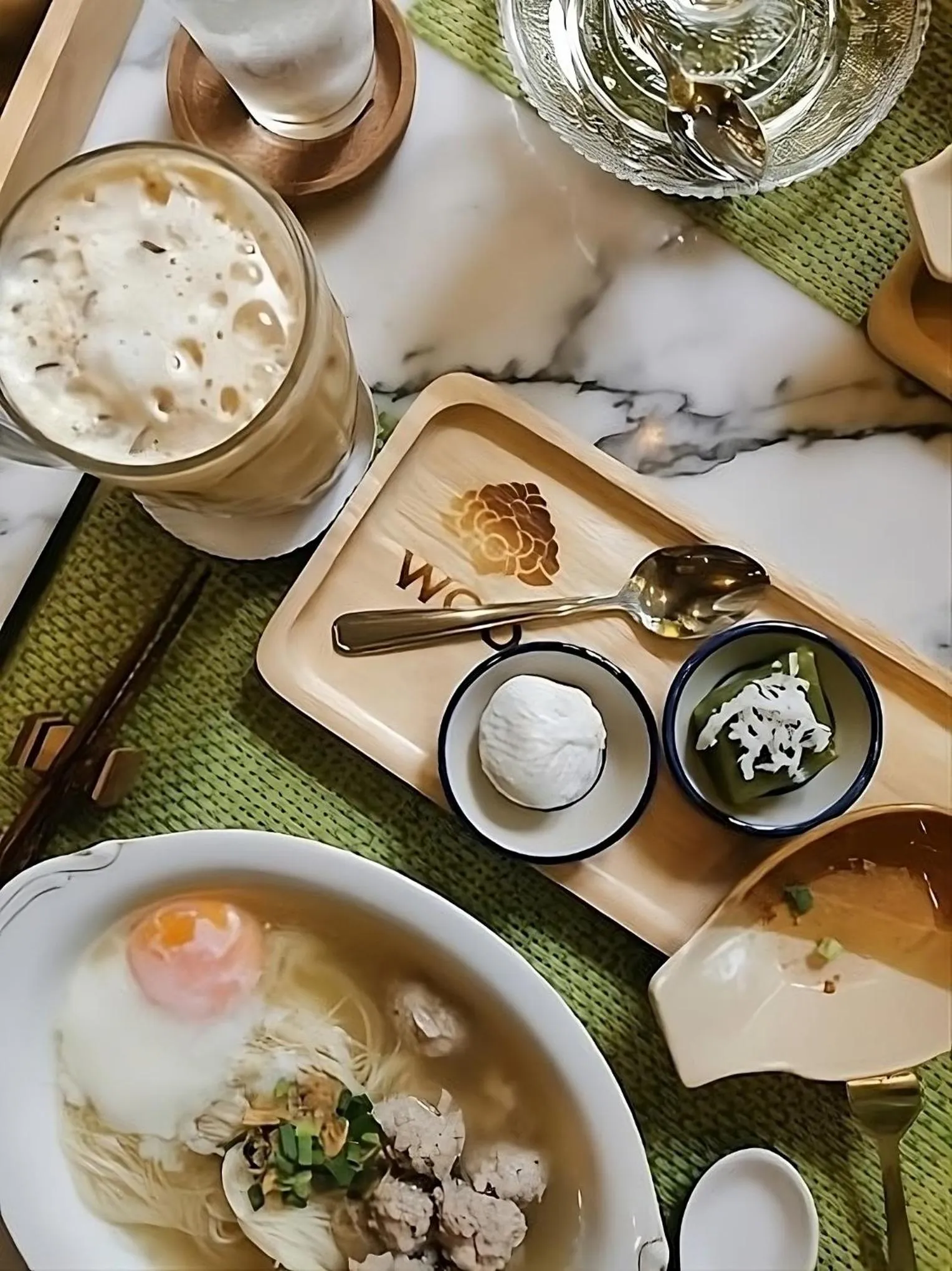 Food and drinks in WOO Gallery & Boutique hotel