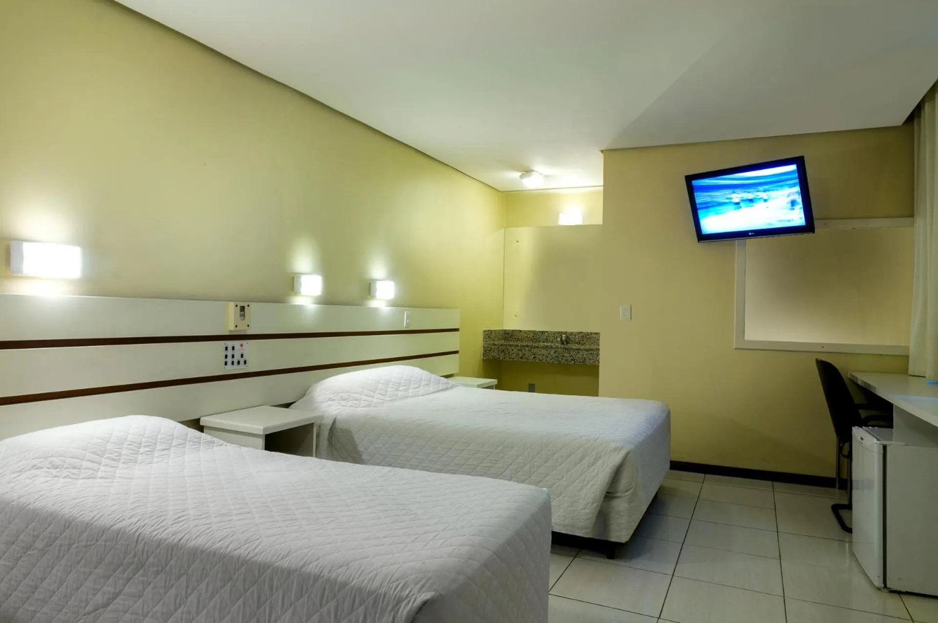 Bed in Hotel Elevado