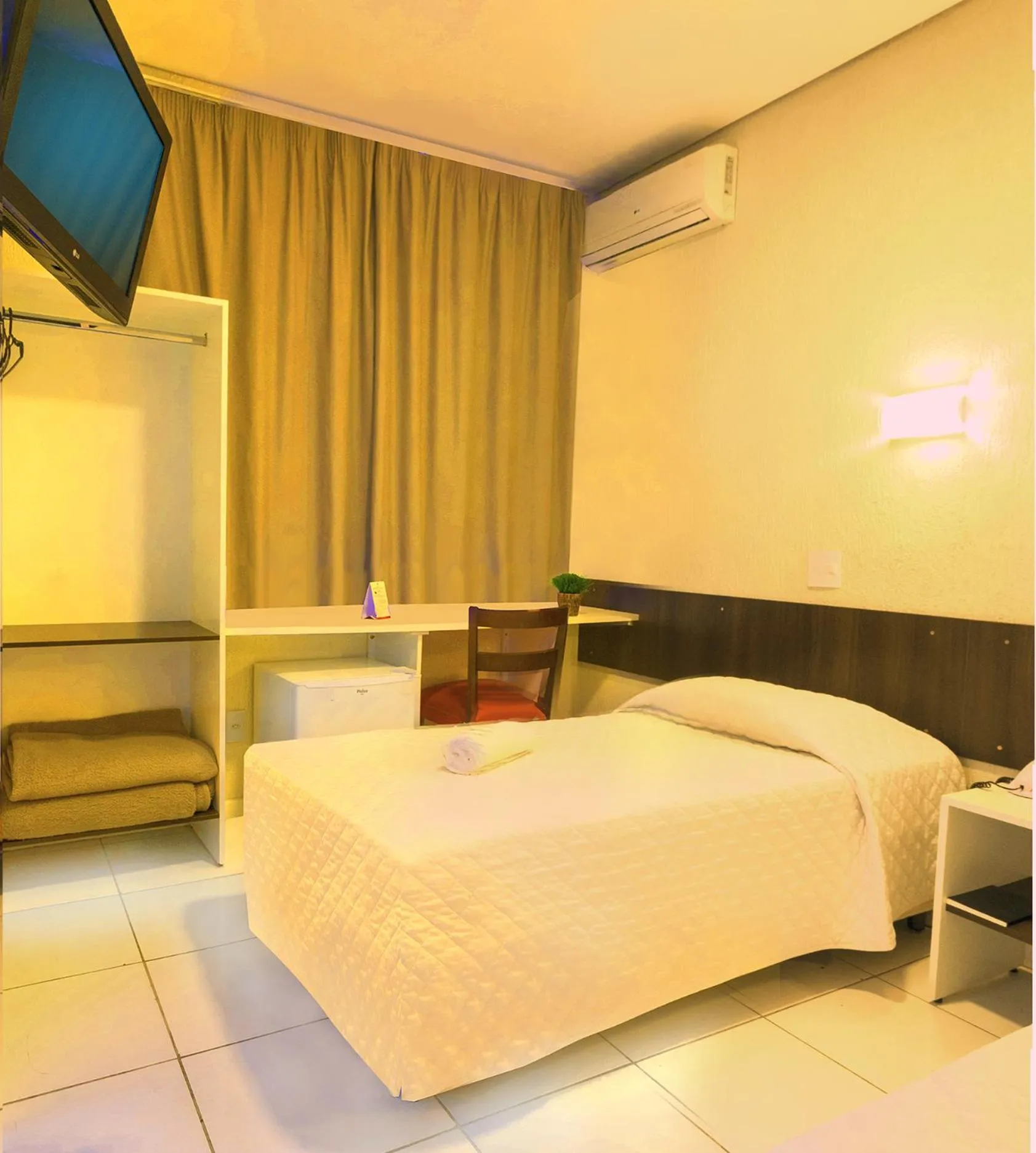 Bed in Hotel Elevado