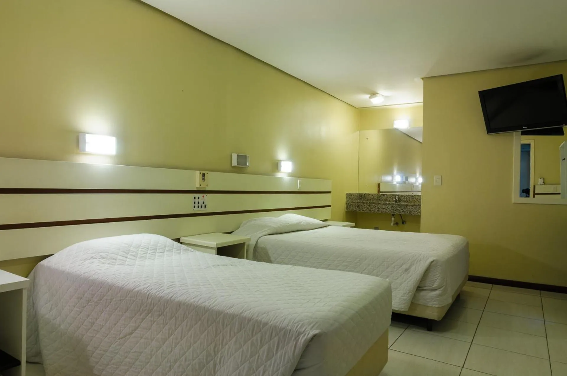 Bed in Hotel Elevado