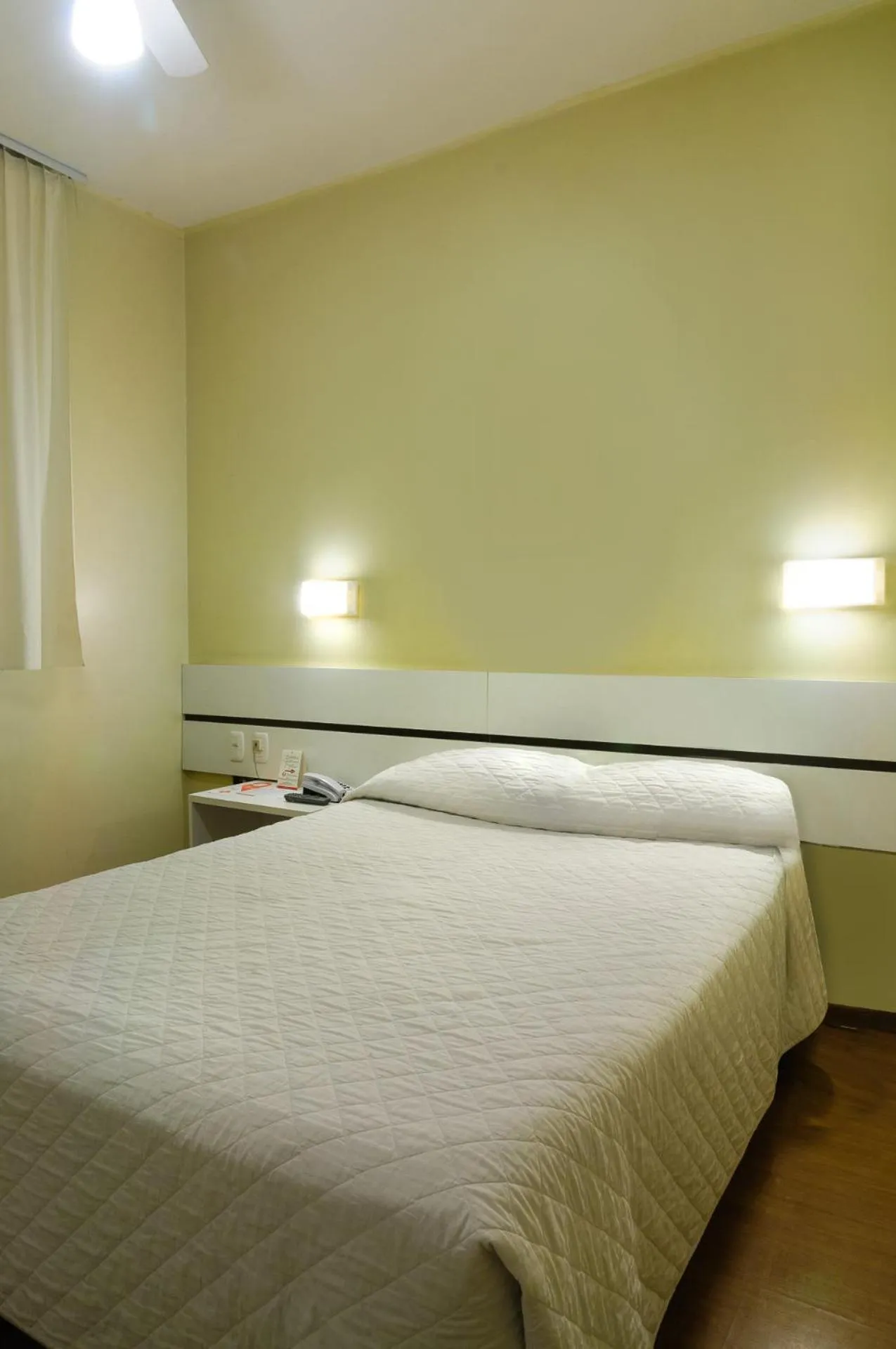 Bed in Hotel Elevado