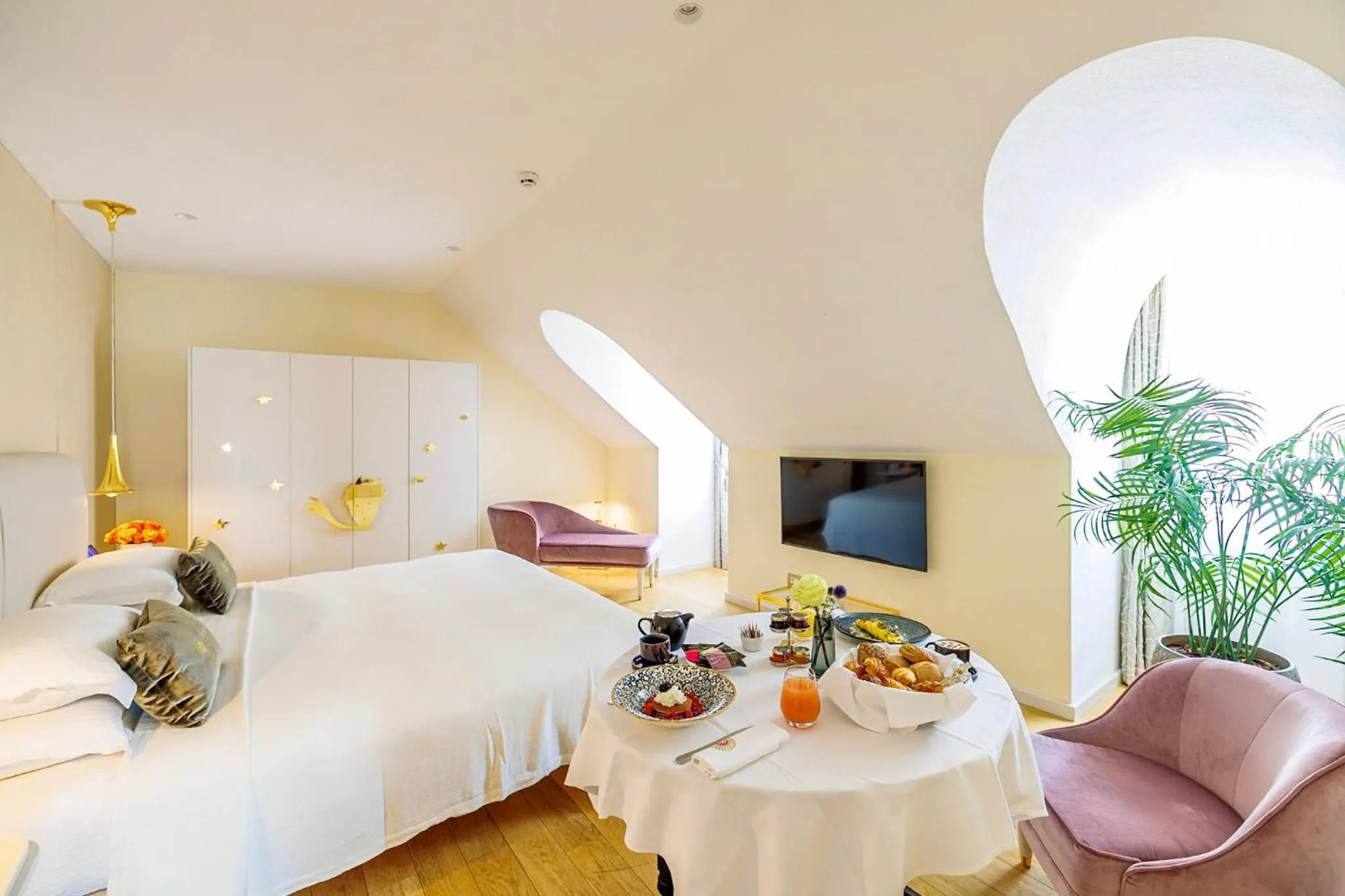 Photo of the whole room, Bed in Boscolo Lyon Hotel & Spa