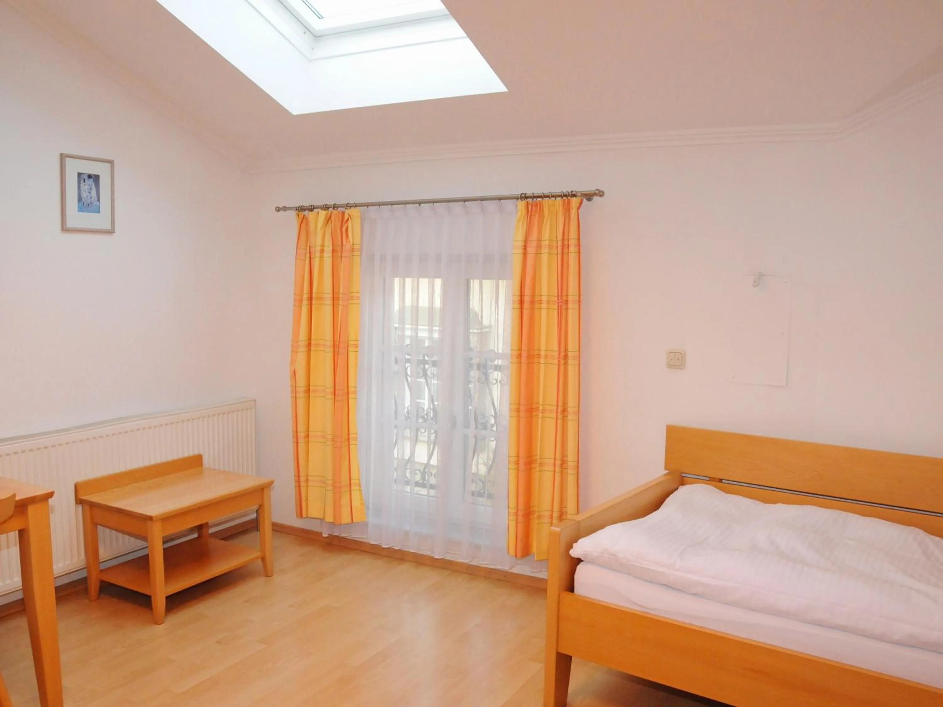 Photo of the whole room, Bed in Privatzimmer Familie Schwarz