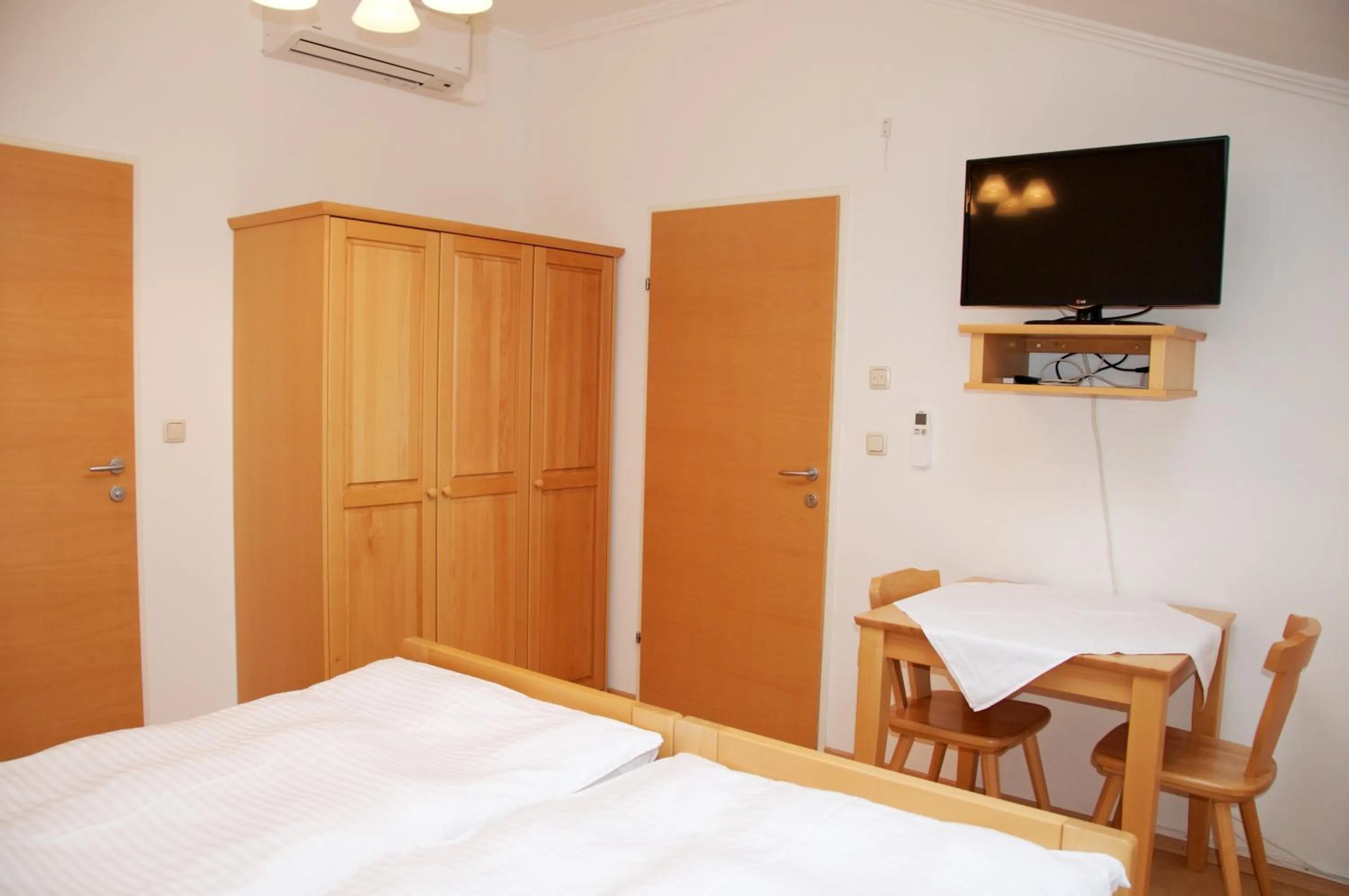 Photo of the whole room, Bed in Privatzimmer Familie Schwarz