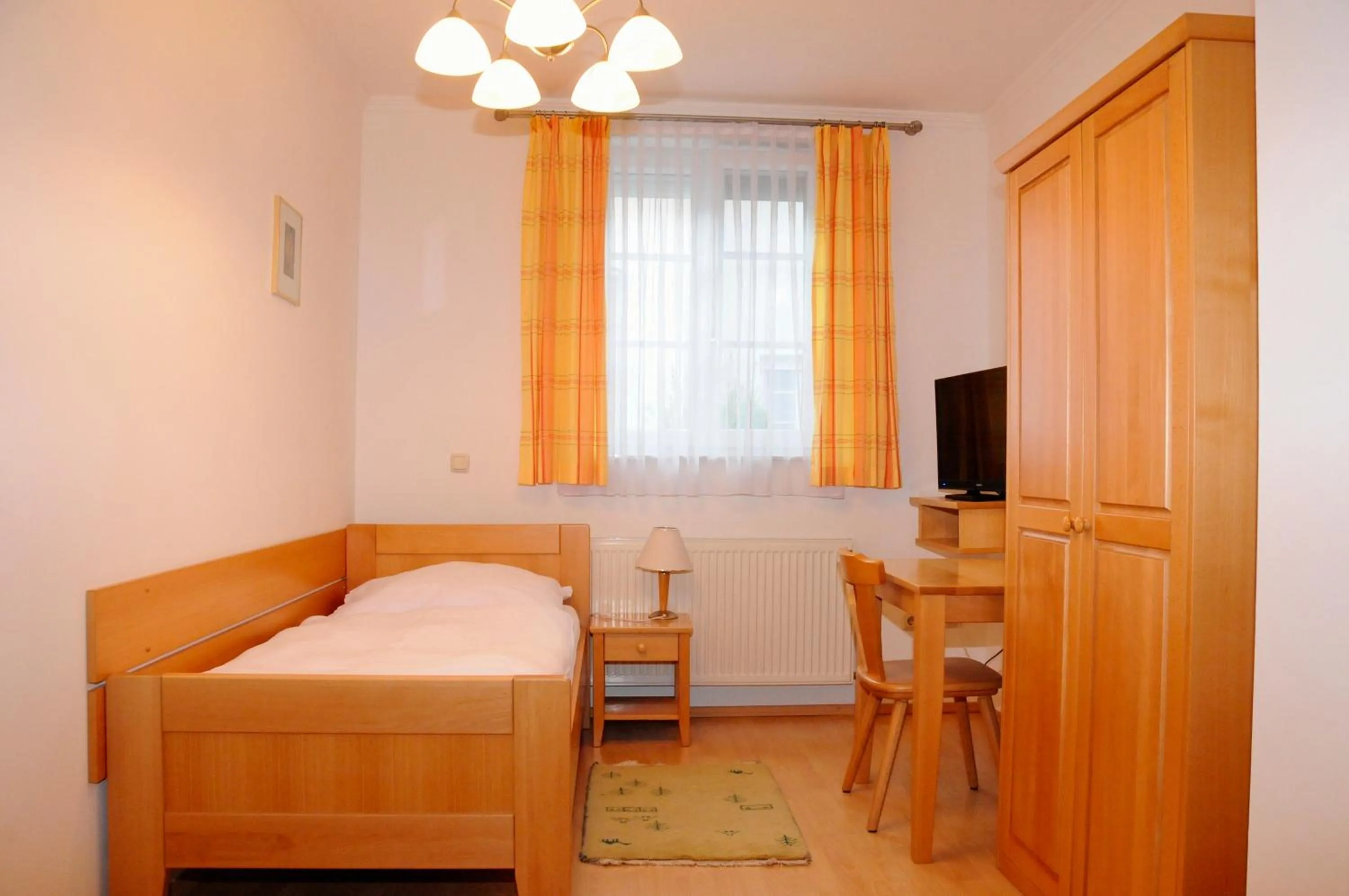 Photo of the whole room, Bed in Privatzimmer Familie Schwarz