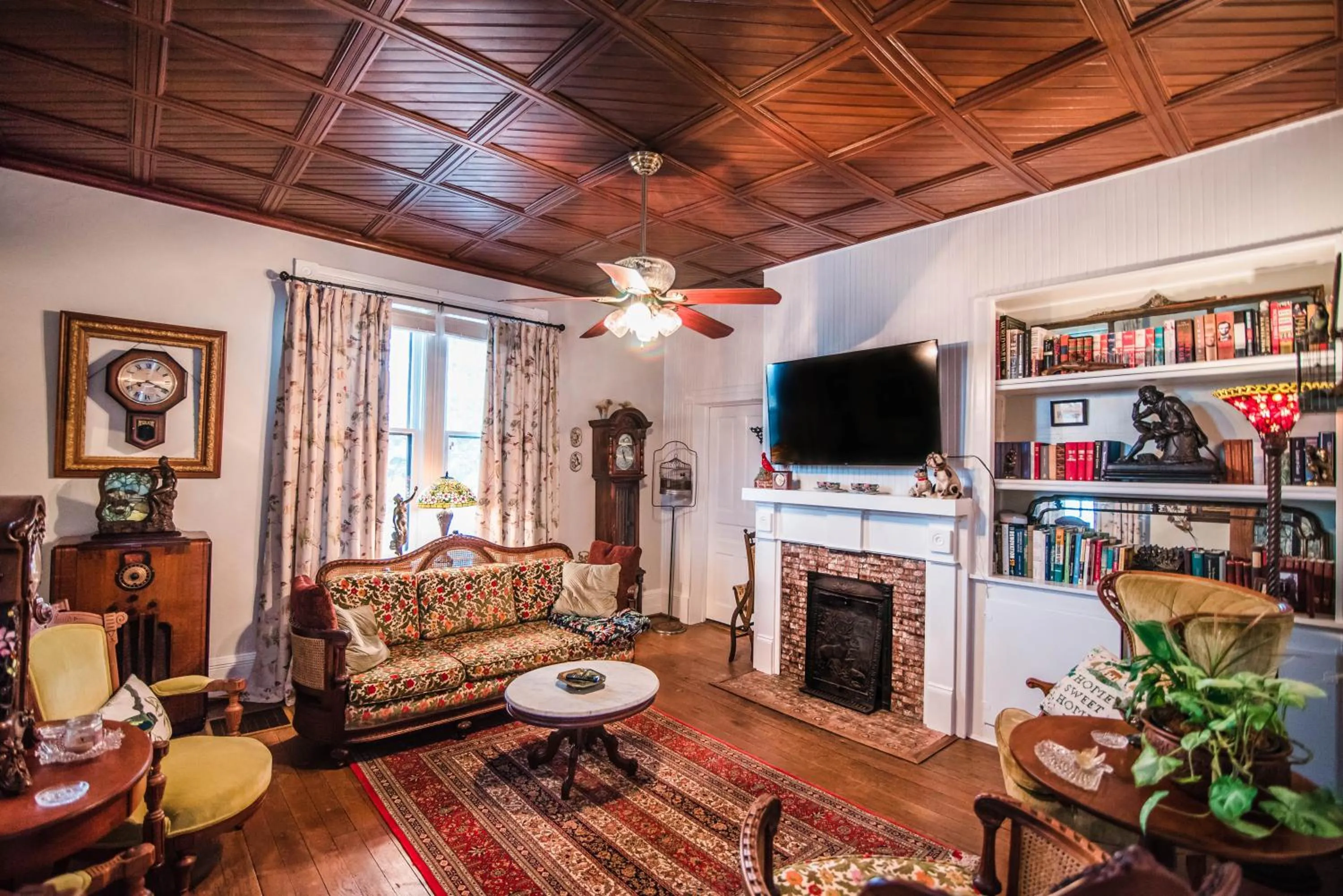 Communal lounge/ TV room in The Claiborne Bed and Breakfast