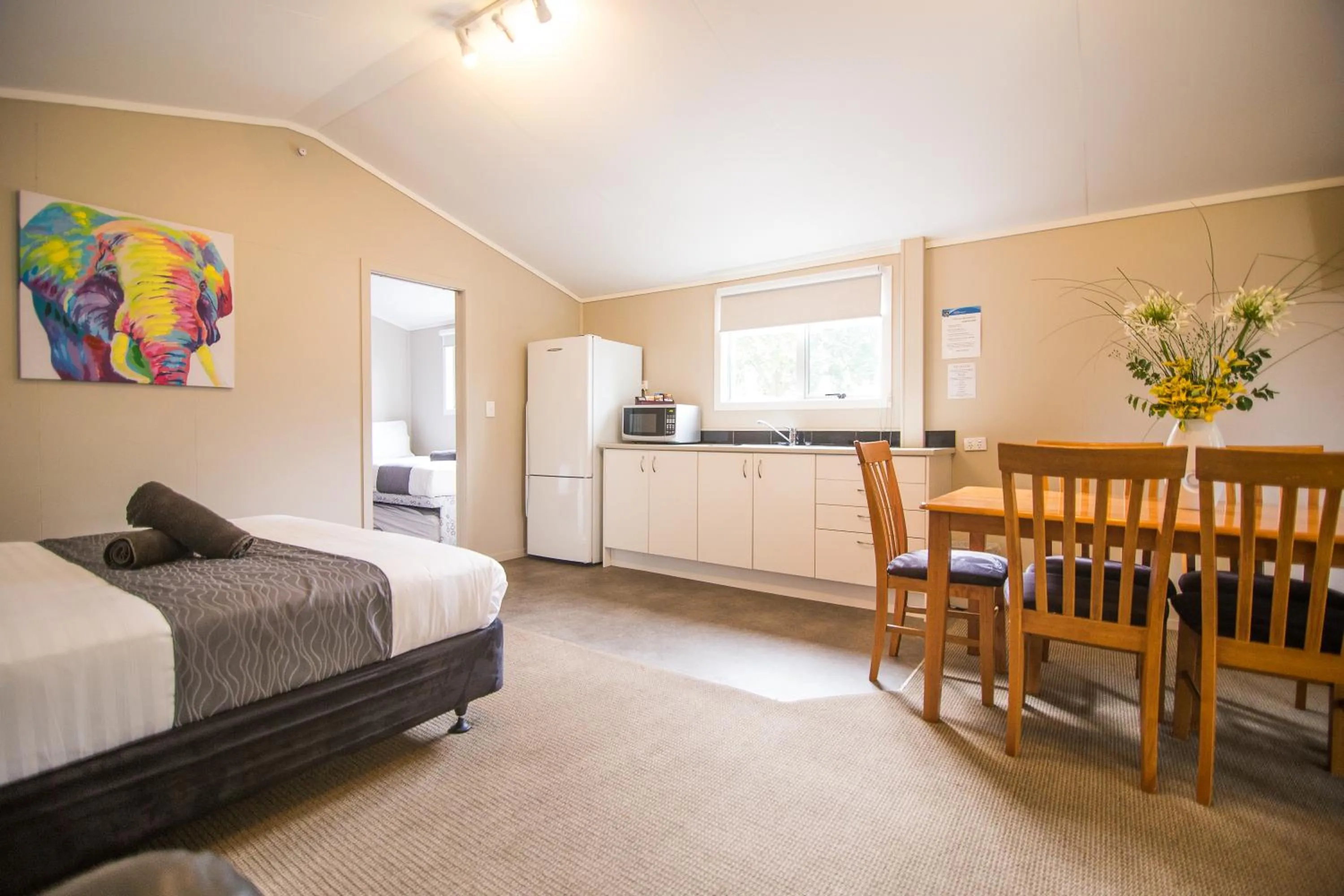 Dining area, Bed in Hastings TOP 10 Holiday Park