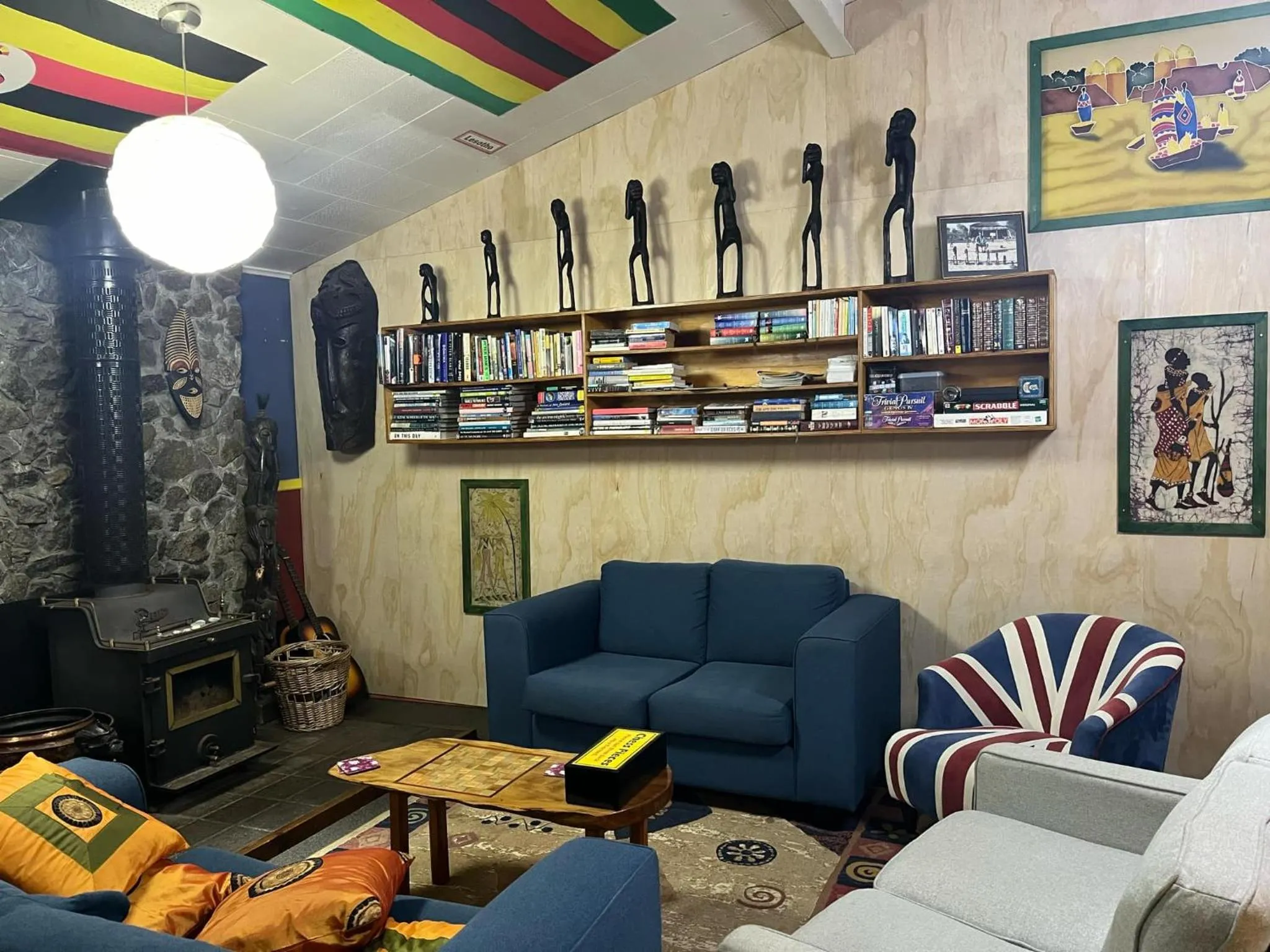 Communal lounge/ TV room in Global Village Travellers Lodge