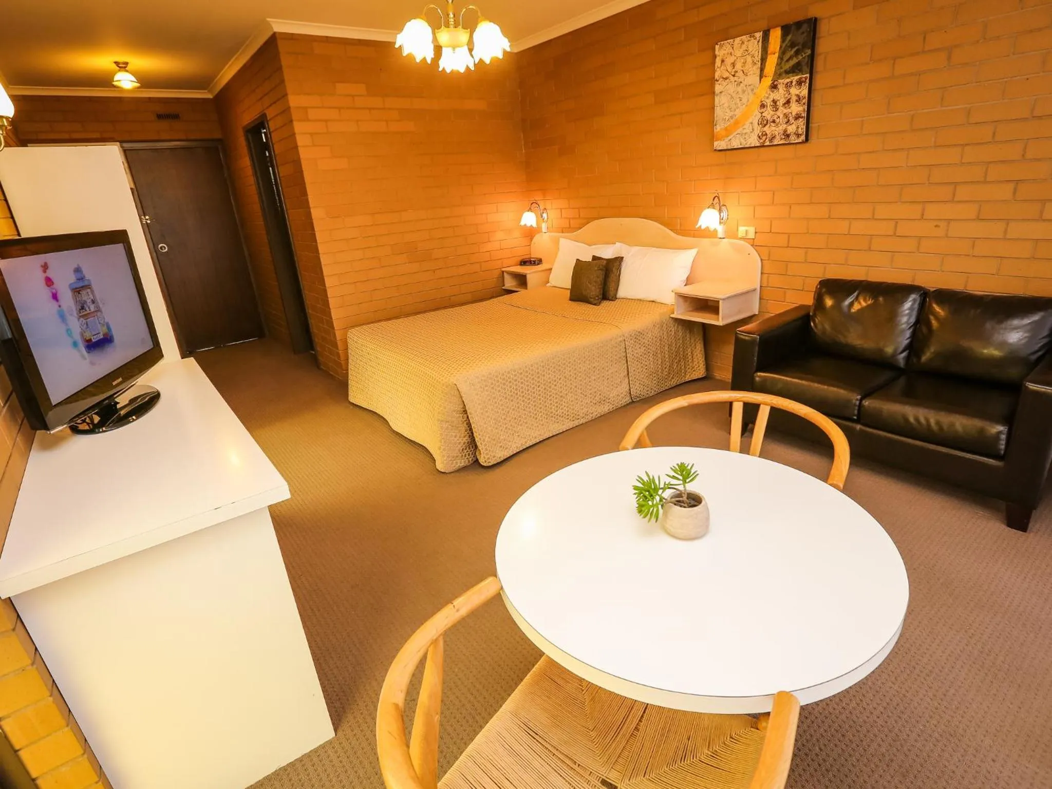 Dining area, Bed in Mildura River City Motel