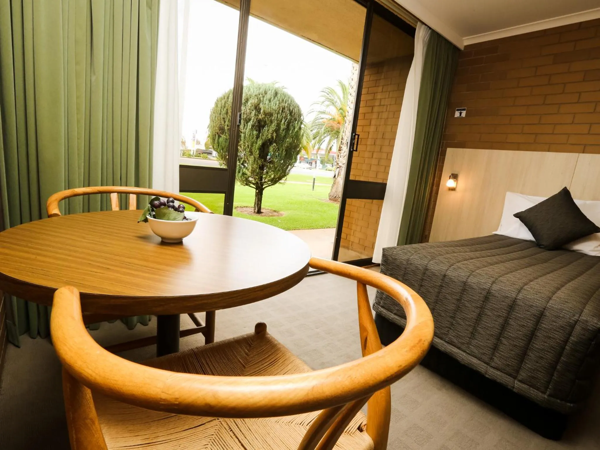 Dining area, Bed in Mildura River City Motel