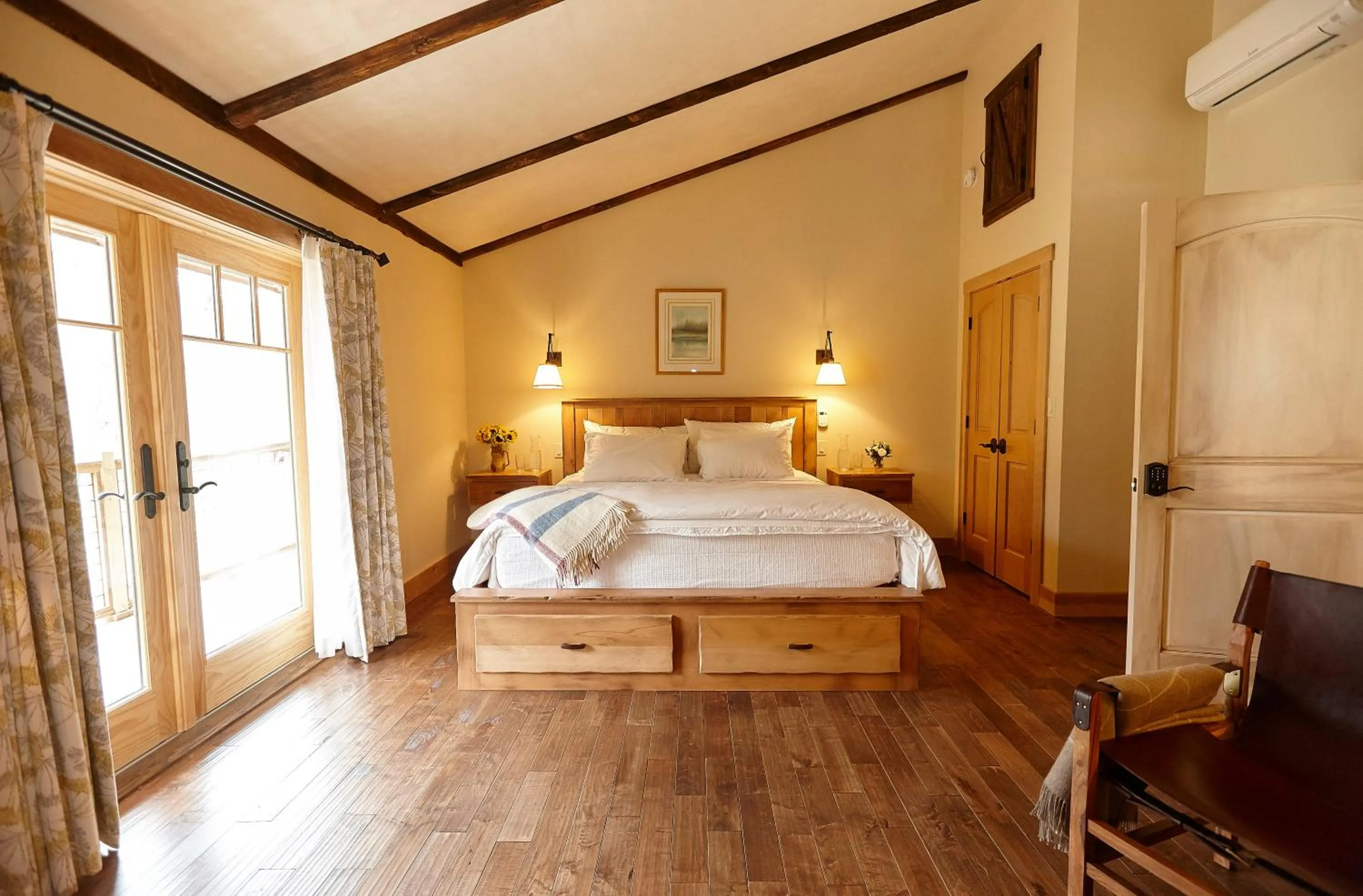 Bedroom, Bed in Seesaw's Lodge