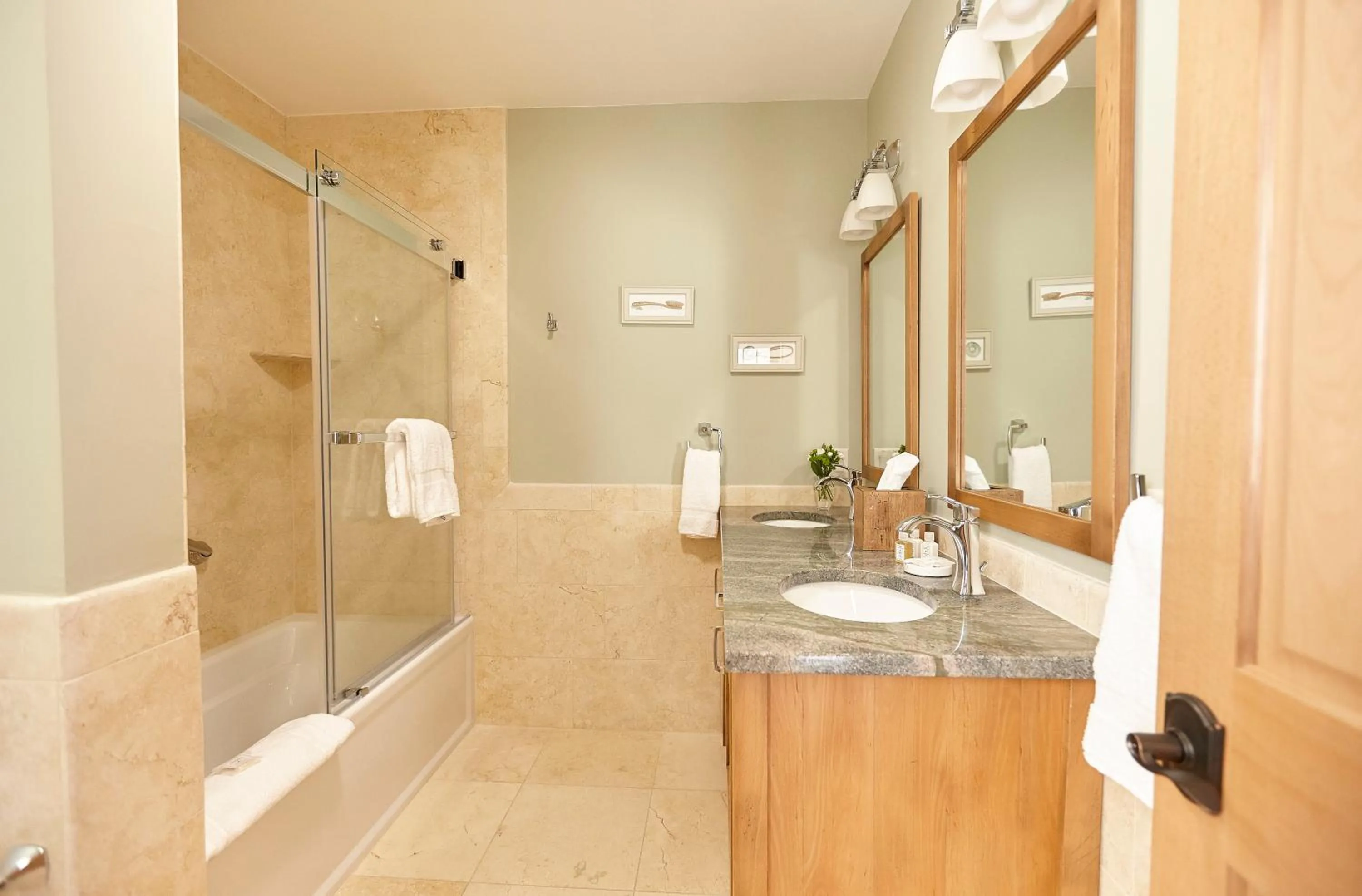 Shower in Seesaw's Lodge