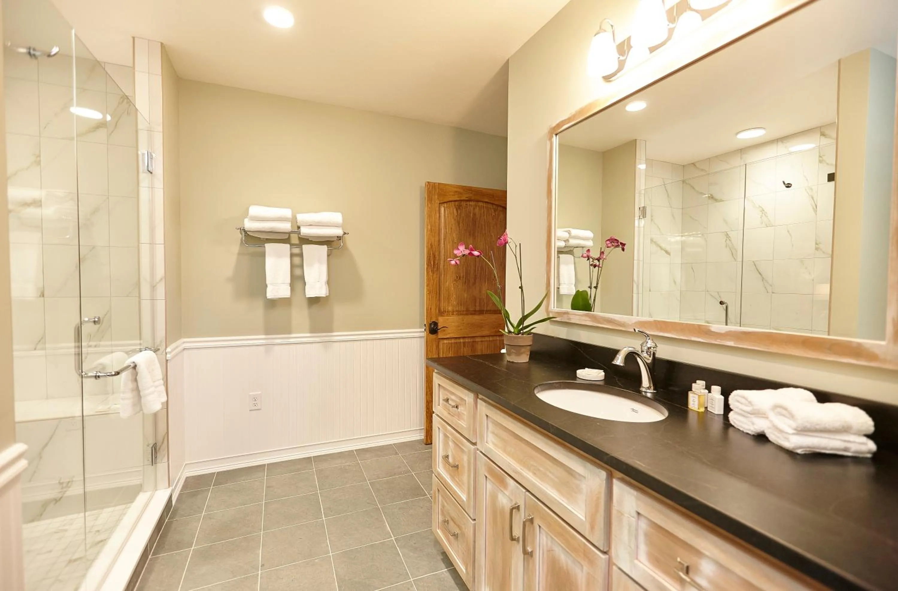 Shower in Seesaw's Lodge