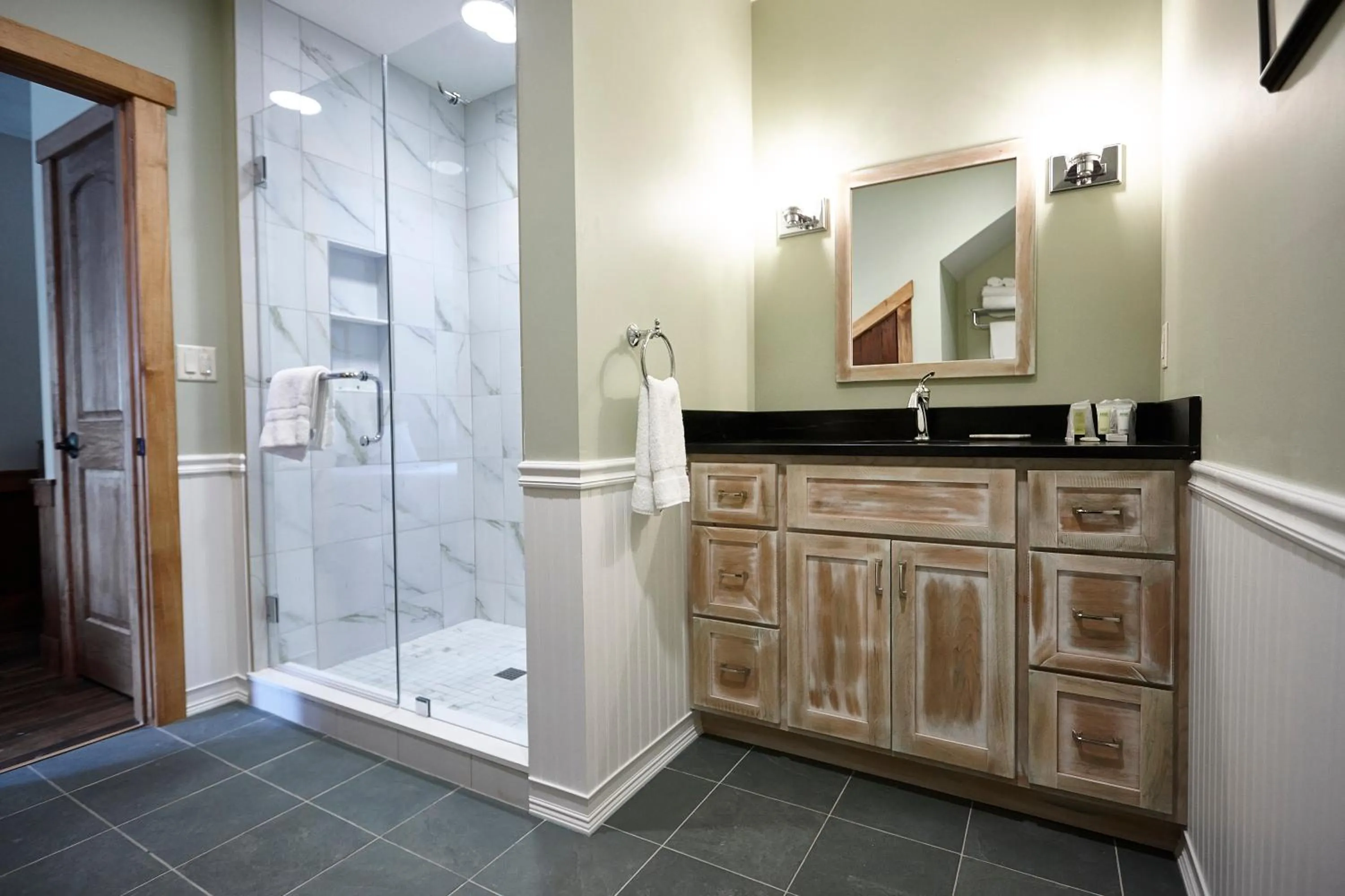 Shower in Seesaw's Lodge