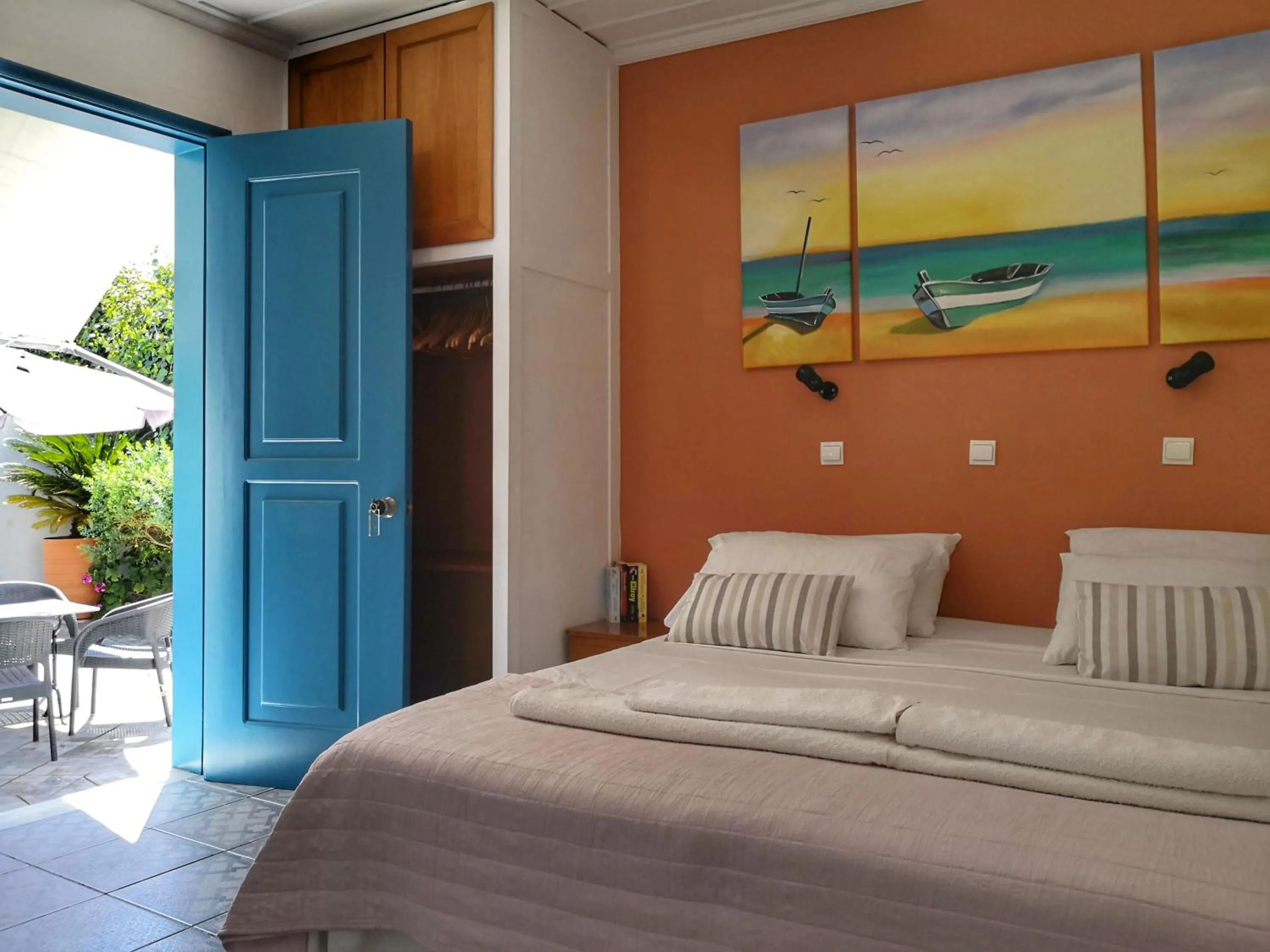 Photo of the whole room in Kirki Hydra