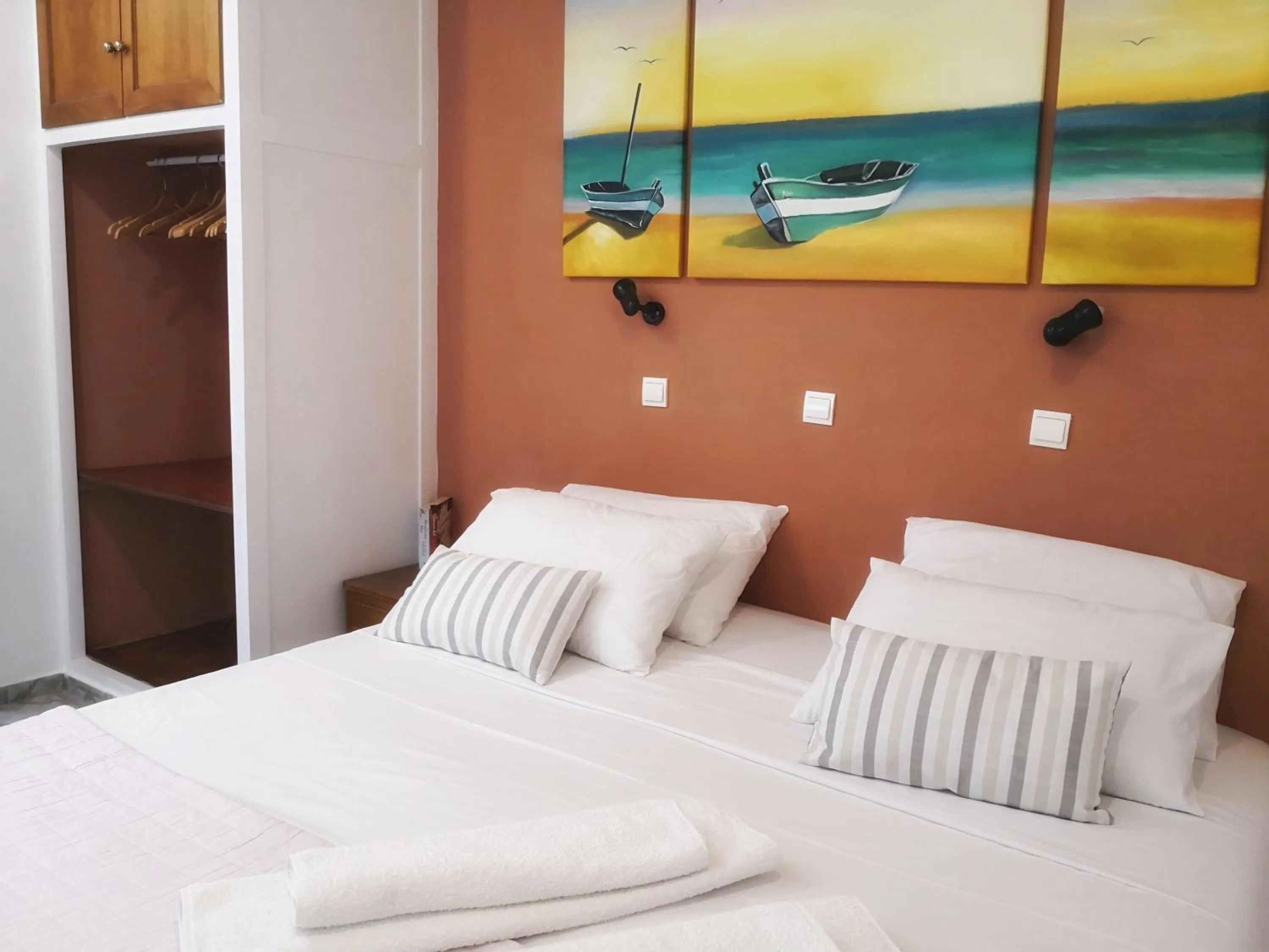 Photo of the whole room in Kirki Hydra