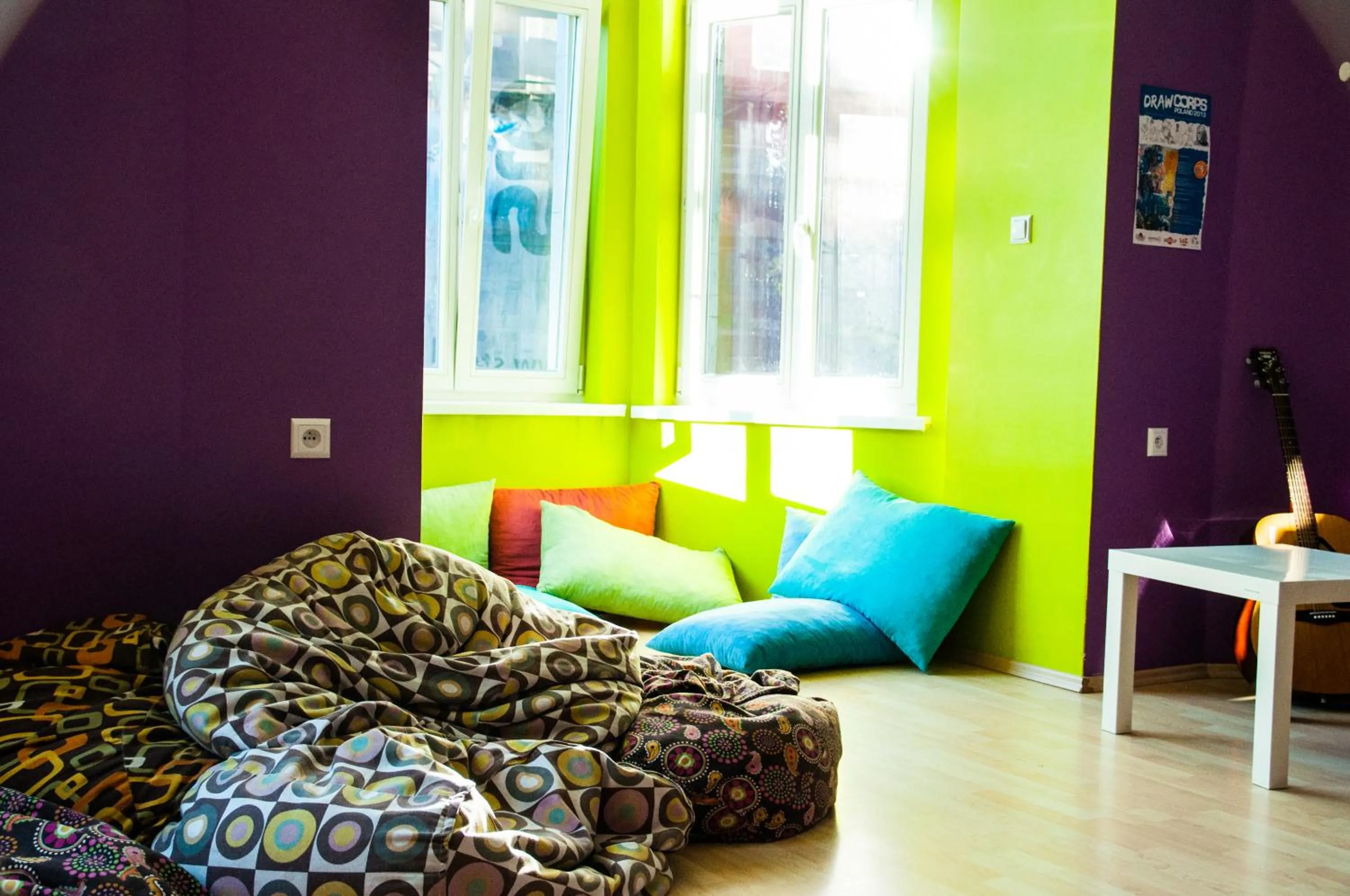 Communal lounge/ TV room in Grampa's Hostel