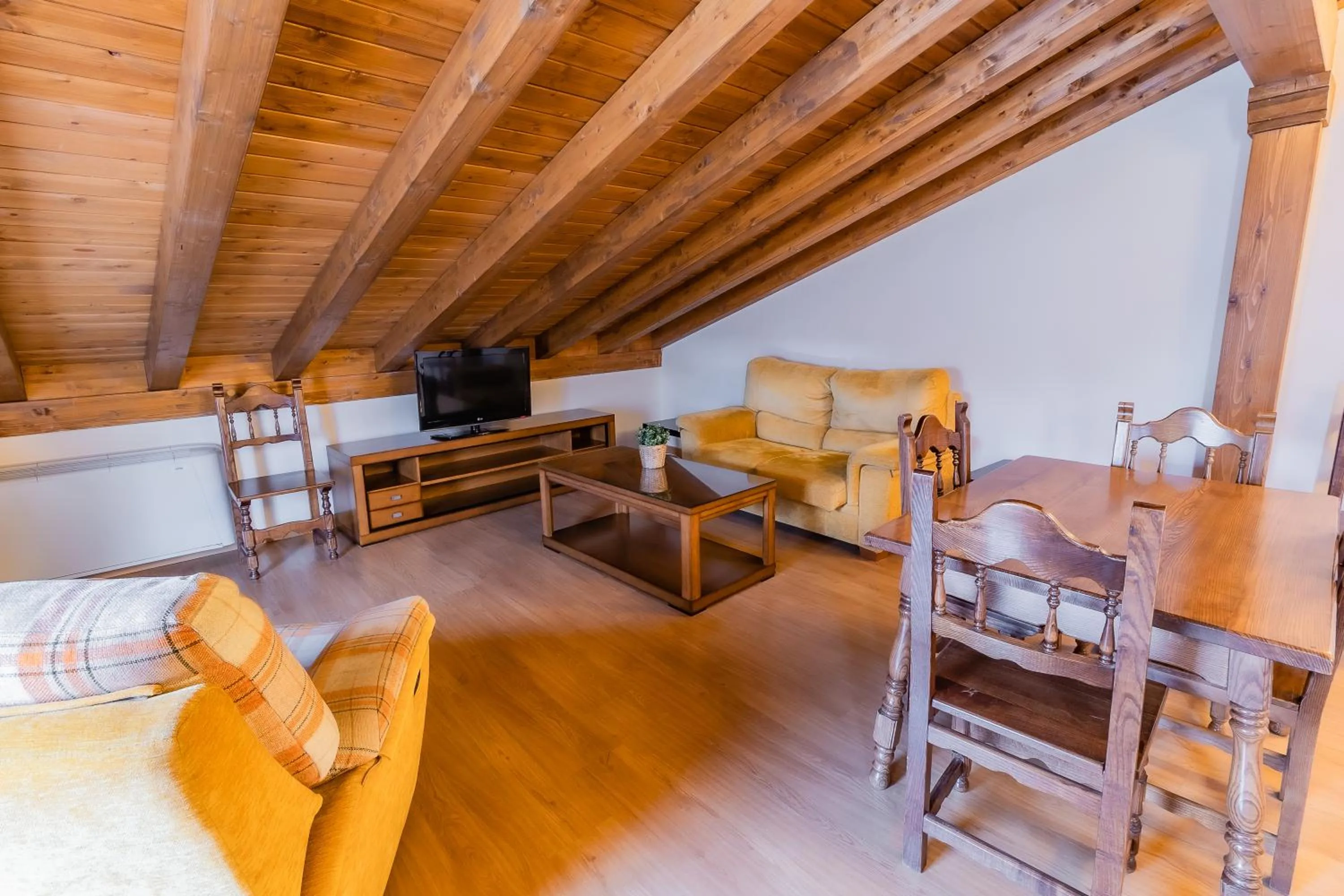 Photo of the whole room in Apartamentos & casas rurales Santo Domingo de Silos