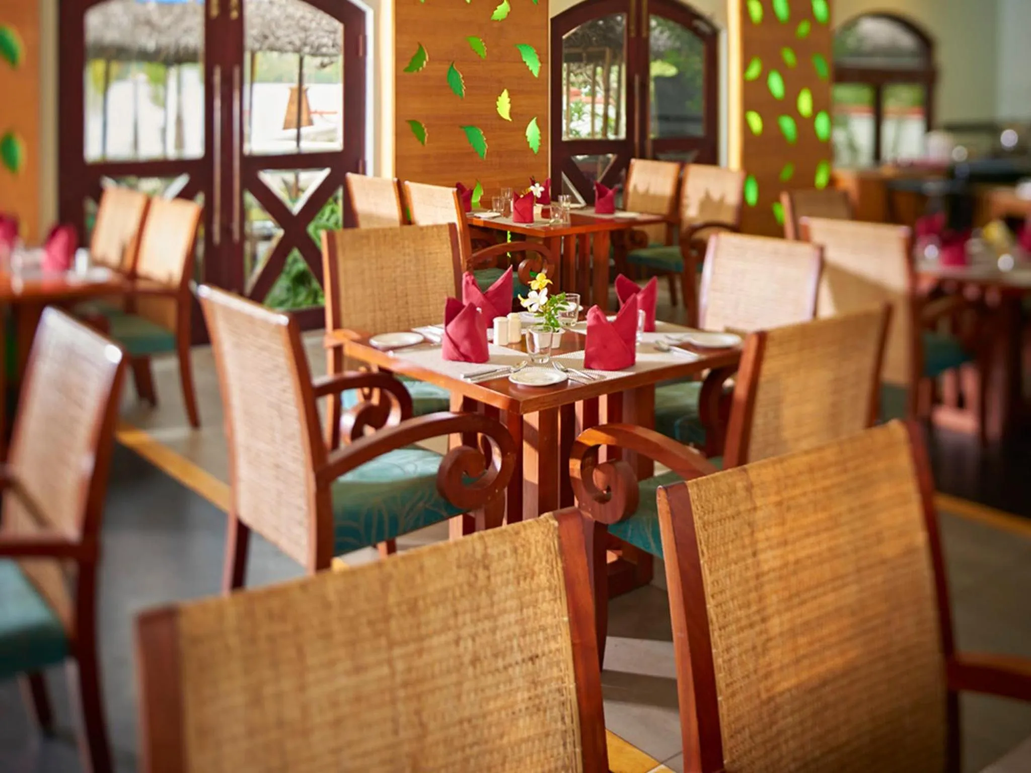 Restaurant/places to eat in Club Mahindra Cherai Beach