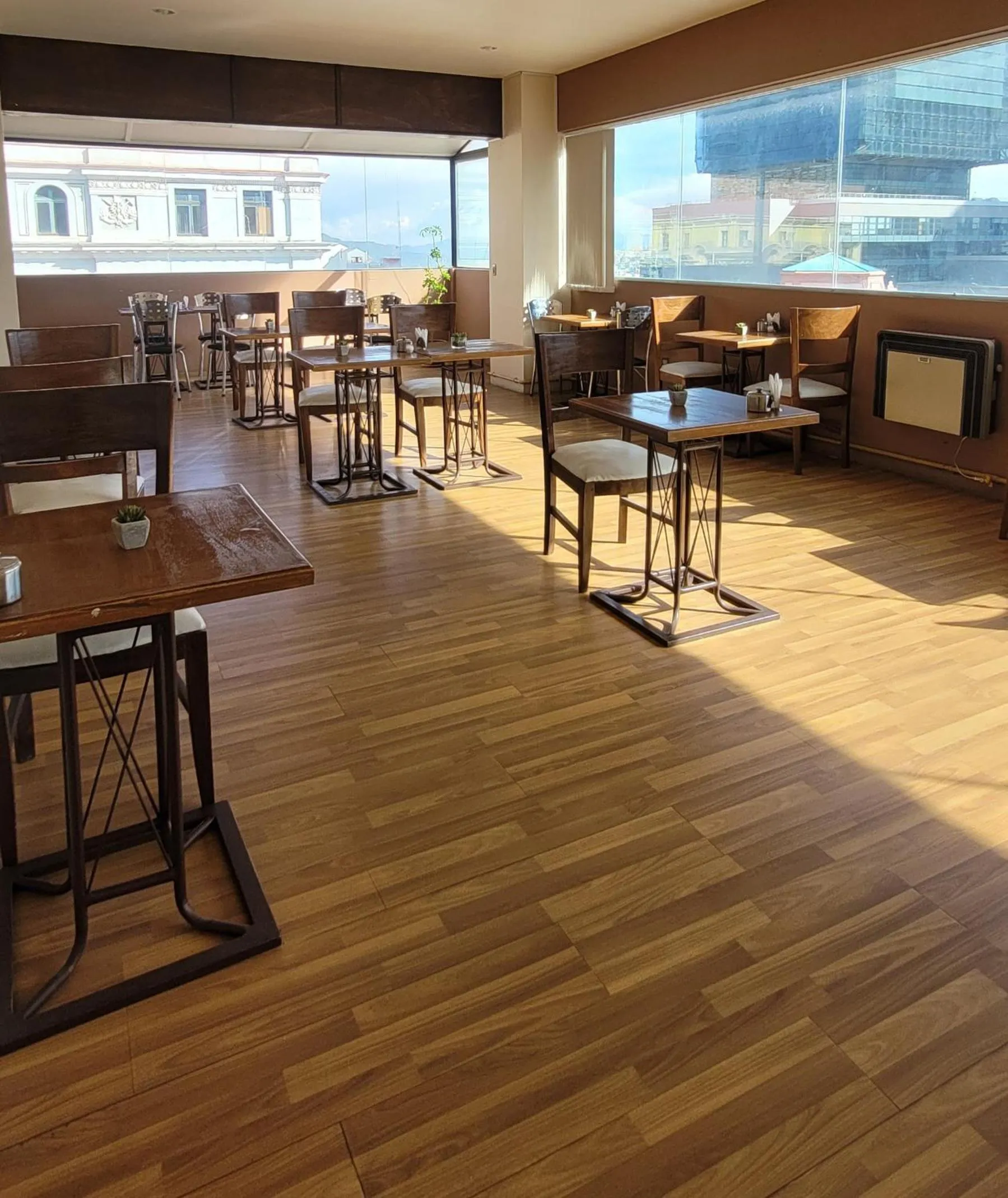 Restaurant/places to eat in Hotel Madrid