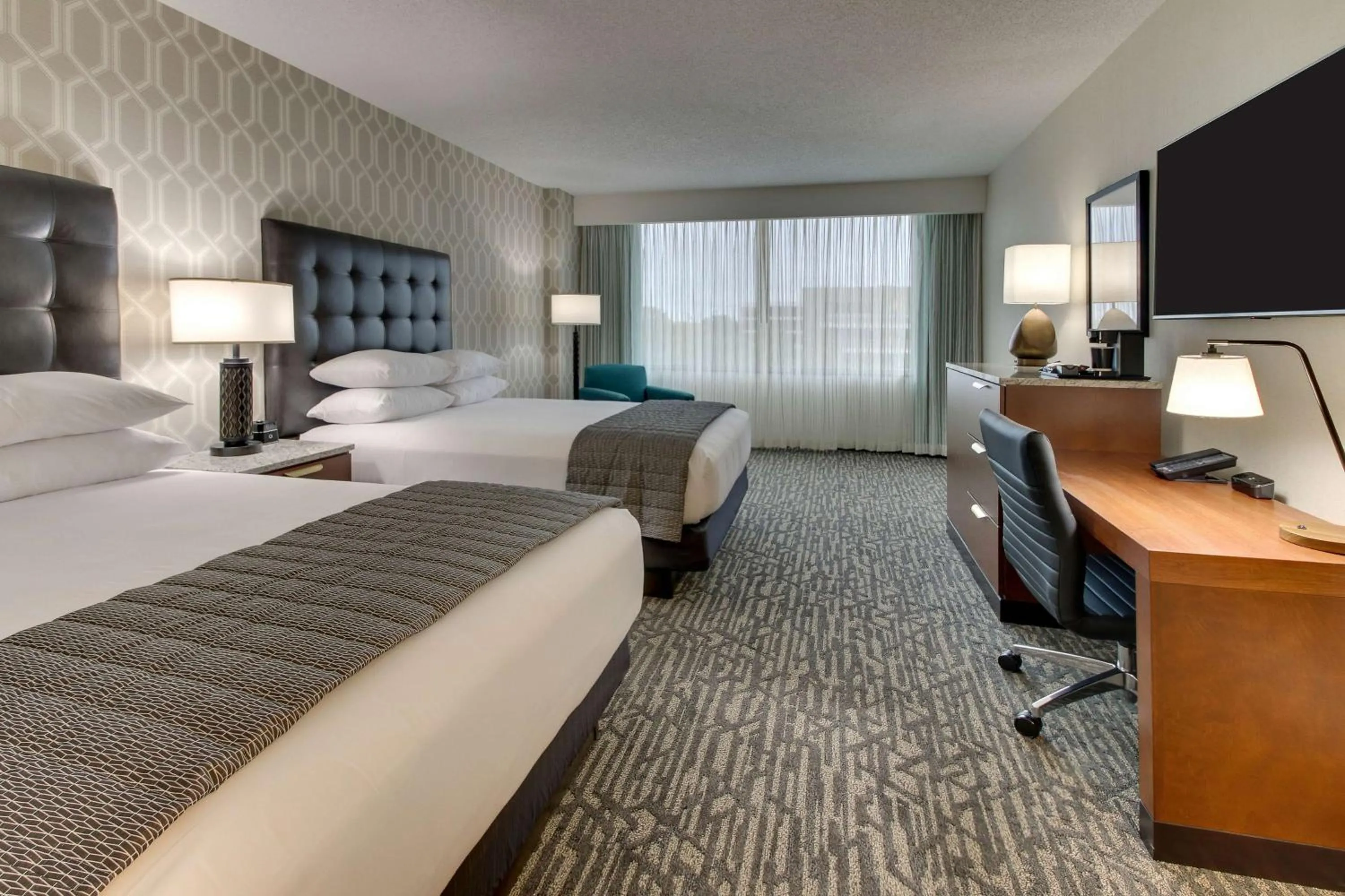 Photo of the whole room, Bed in Drury Plaza Hotel Richmond