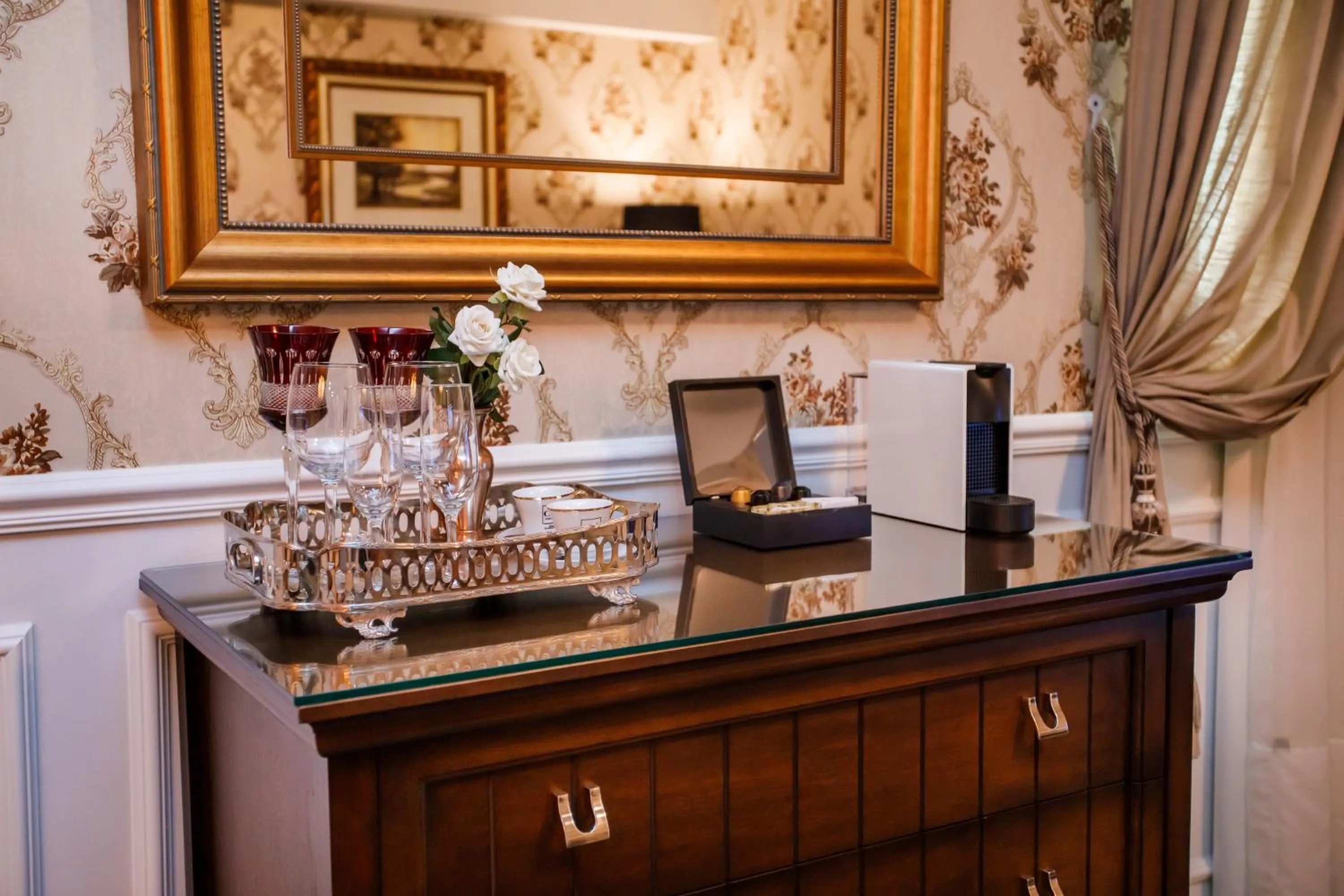 Coffee/tea facilities in Sofistic Hotel